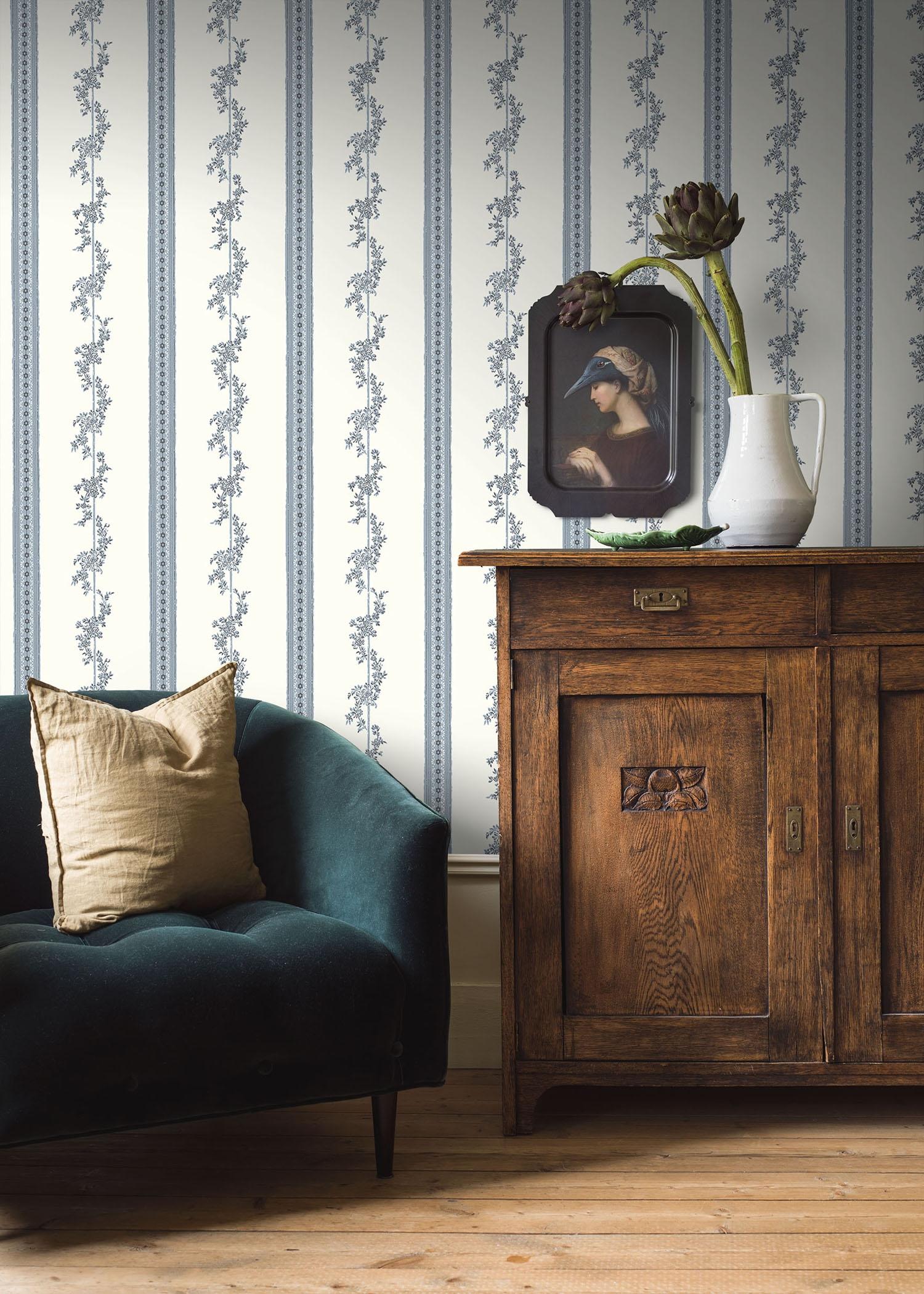 Drottningholm tapet från Boråstapeter med randigt, blommigt mönster i vit och blå. Från kollektionen anno. Nonwoven-material med rak passning. Passar i sovrum och matsal.