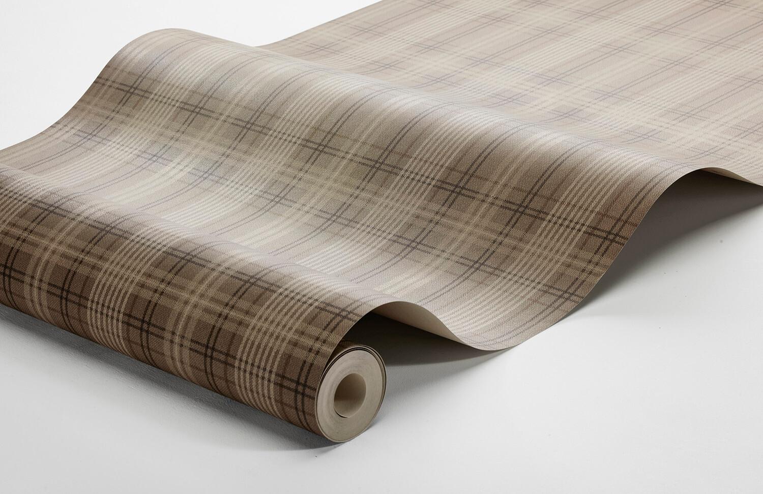 Tailor´s Tweed varm mörkbrun tapet med rutigt mönster i brun. Från kollektionen Cottage Garden. Nonwoven-material med rak passning. Passar i vardagsrum, matsal och hall.