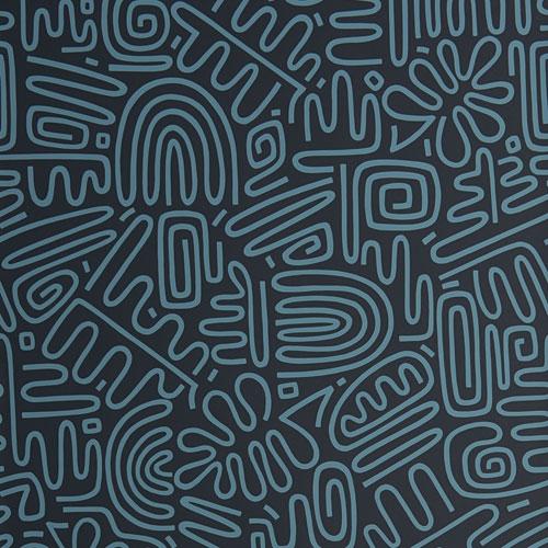 Nazca Labyrinth tapet från Midbec med grafiskt mönster i grå. Från kollektionen Pioneer. Nonwoven-material med rak passning.