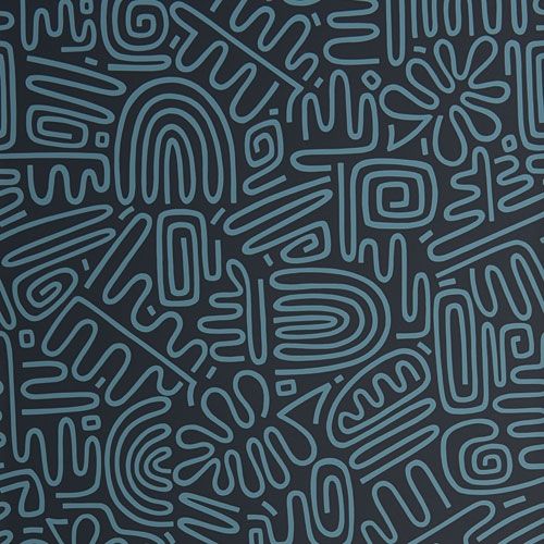 Nazca Labyrinth tapet från Midbec med grafiskt mönster i grå. Från kollektionen Pioneer. Nonwoven-material med rak passning.