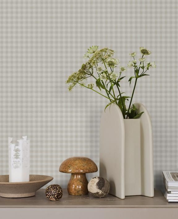 Picnic Check tapet med rutigt mönster i beige. Från kollektionen Linen. Nonwoven-material med rak passning.