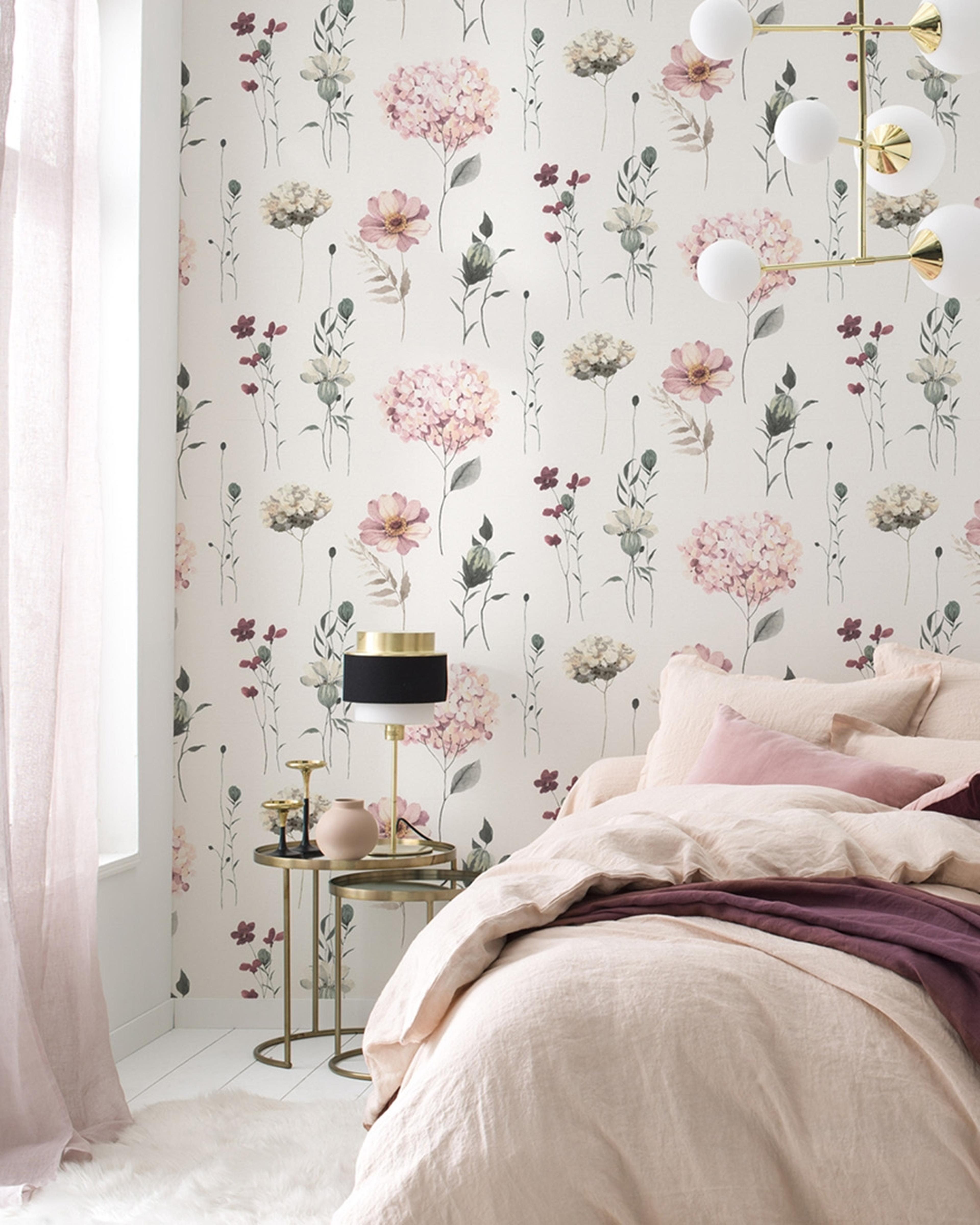 Kids World tapet med blommigt mönster i vit. Från kollektionen Kids World. Nonwoven-material med förskjuten passning. Passar i sovrum, barnrum och arbetsrum.