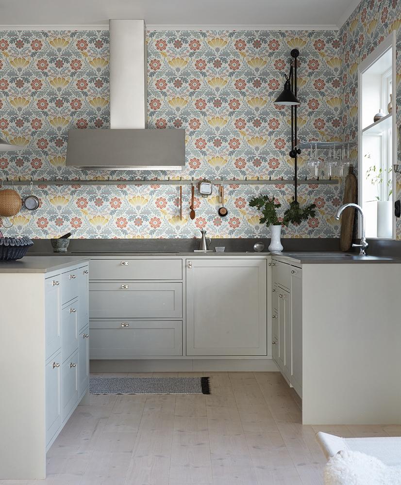 Sunnanö Klockrike, beige tapet med blommigt mönster i beige. Från kollektionen Sunnanö. Nonwoven-material med rak passning.