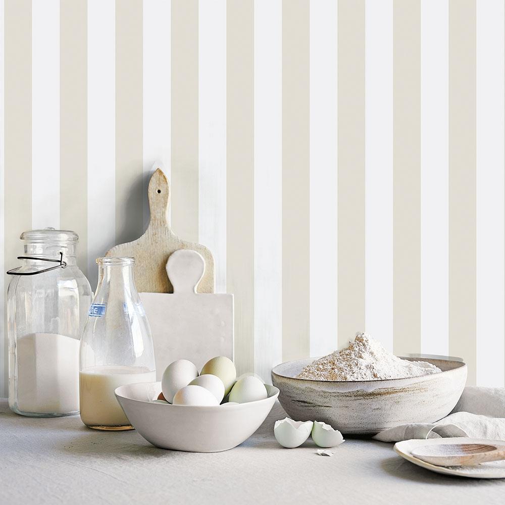 Awning Stripe tapet med randigt mönster i vit och beige. Från kollektionen Just Kitchens. Nonwoven-material.