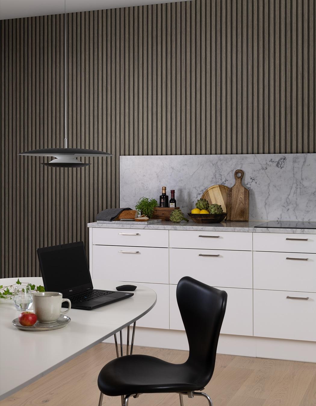 Ribbvägg tapet med träimitation mönster i brun. Från kollektionen Elements. Nonwoven-material.