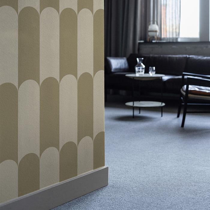 Design no 1 Beige tapet med grafiskt, retro mönster i beige. Från kollektionen Limited Edition 2023. Nonwoven-material med förskjuten passning.