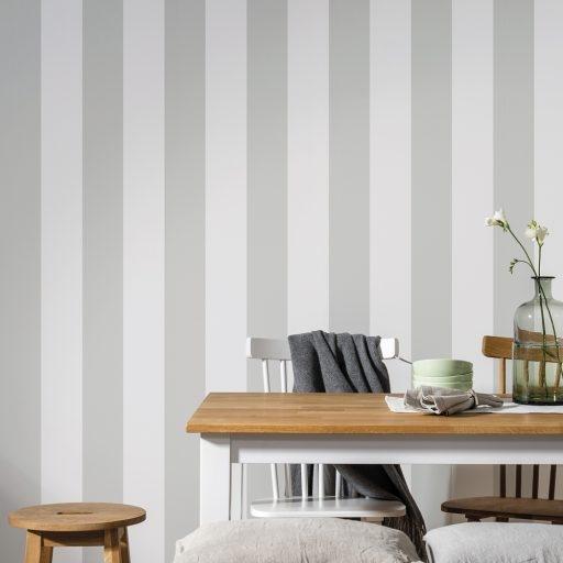 Bred Rand, grå tapet från duro med randigt mönster i grå. Från kollektionen Rand & Kulör. Nonwoven-material.