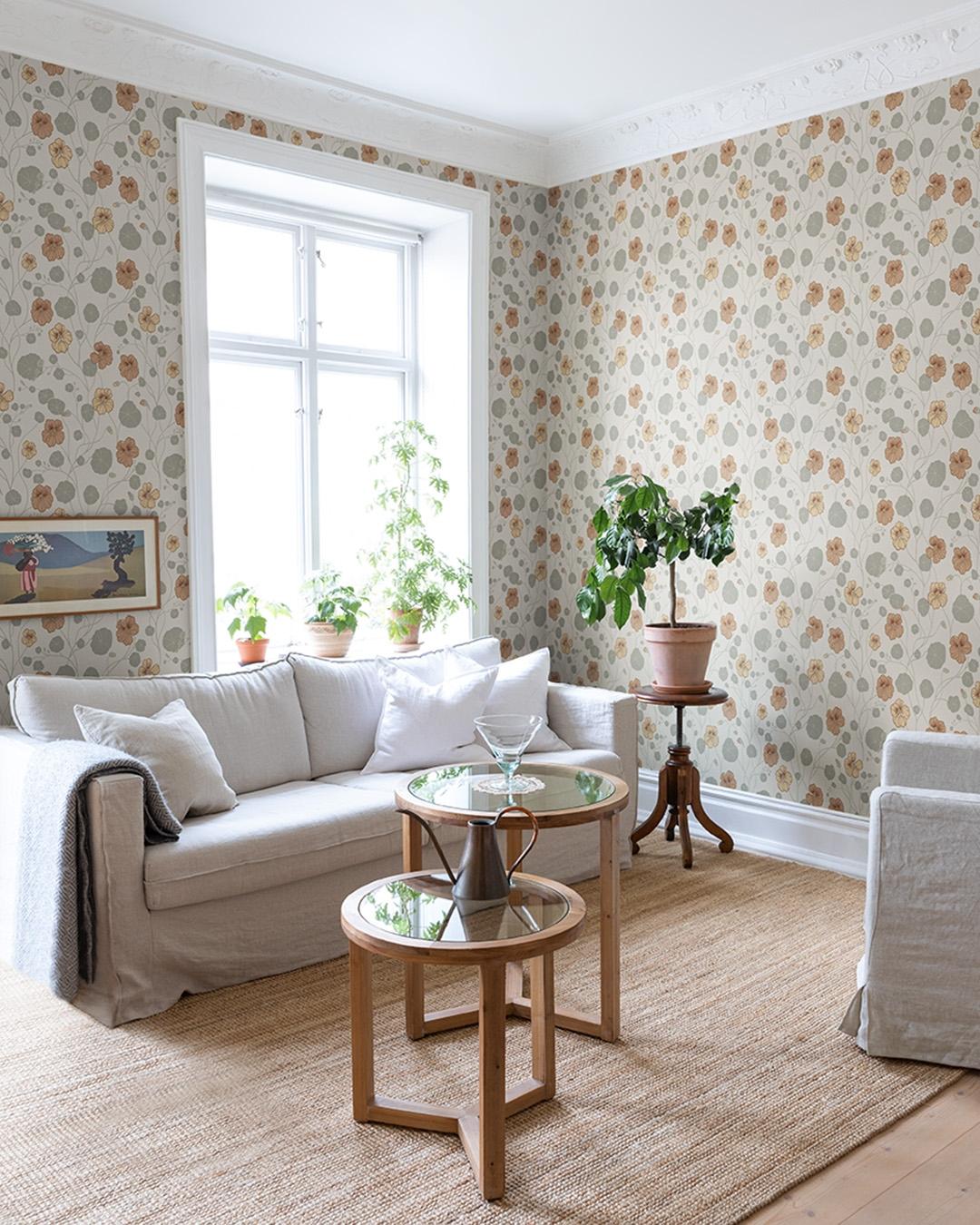 Krasseslinga, vit tapet tapet med blommigt mönster i vit. Från kollektionen Långenäs. Nonwoven-material med förskjuten passning.