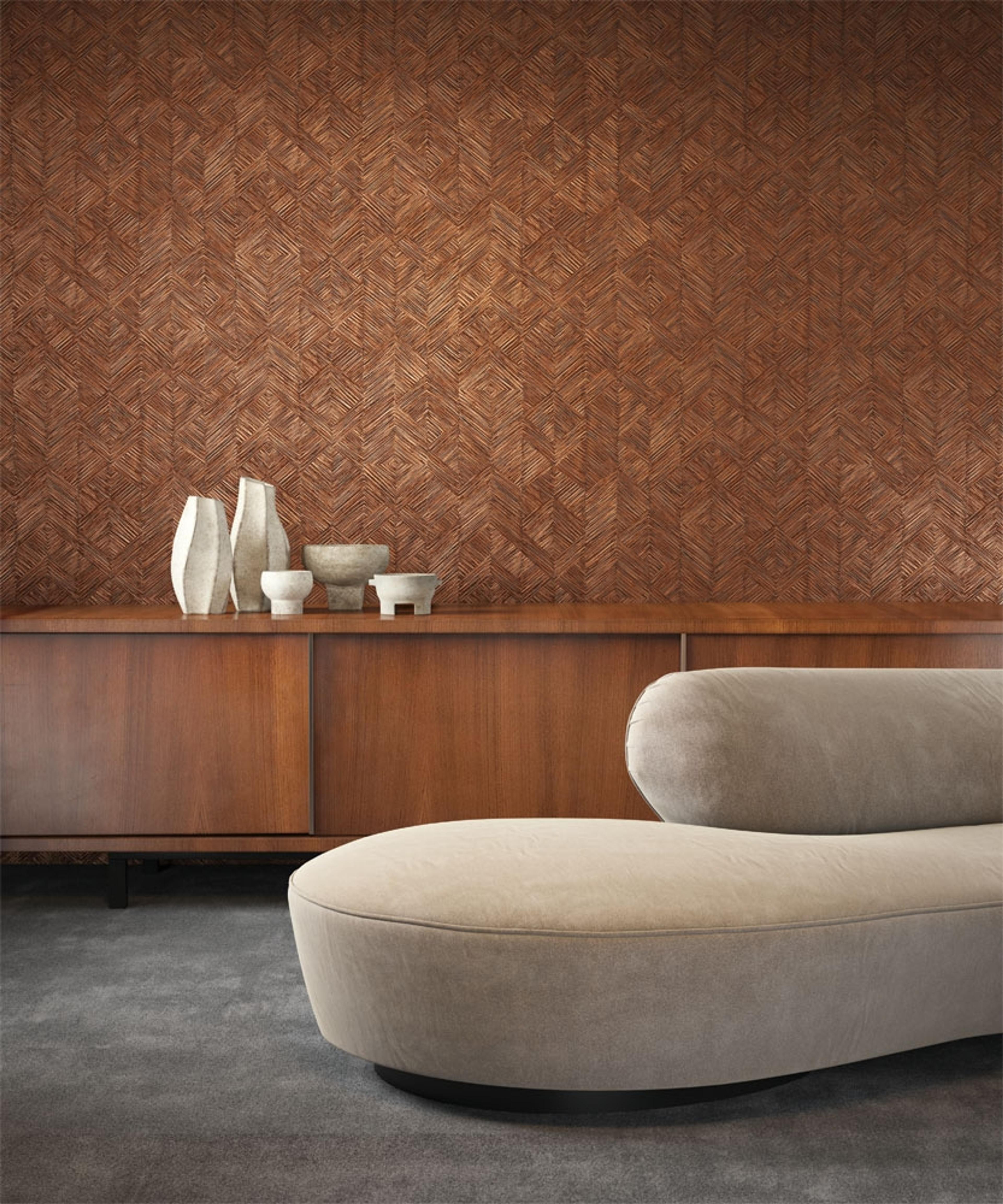 Enitan Sierra tapet tapet från Midbec med geometriskt mönster i brun. Från kollektionen Tribute. Nonwoven-material med förskjuten passning. Passar i vardagsrum, matsal och hall.