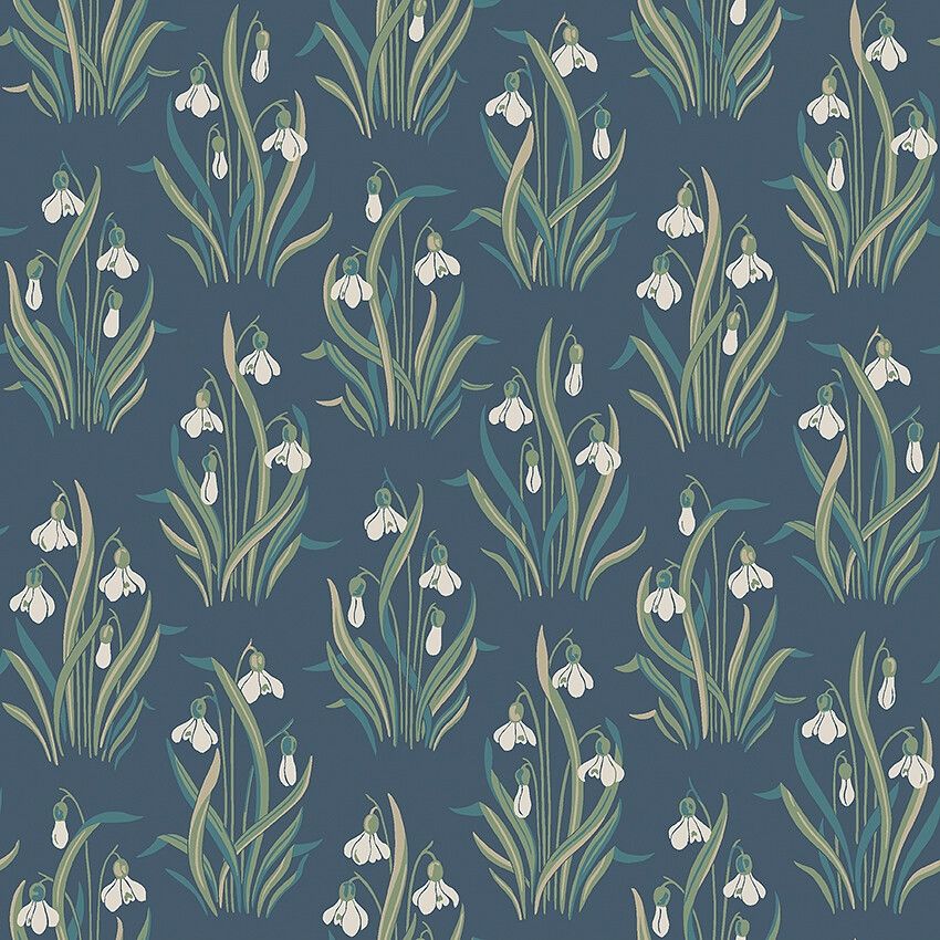 Snödroppe tapet med botaniskt, blommigt mönster i blå. Från kollektionen New Heritage. Nonwoven-material med rak passning.