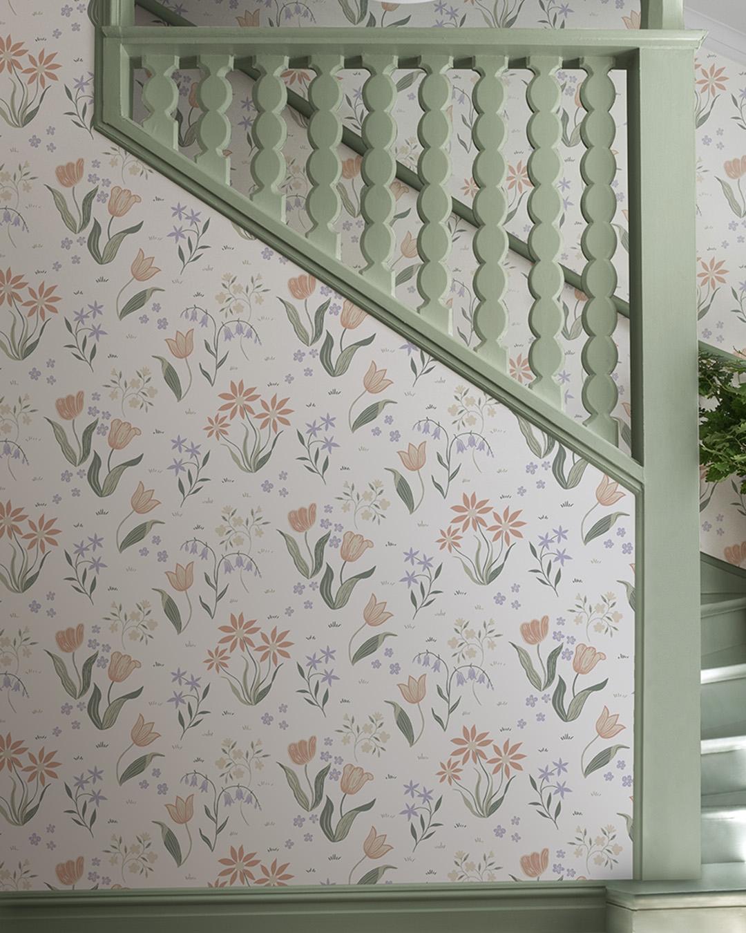 Tulpandans, vit tapet tapet med blommigt mönster i vit. Från kollektionen Långenäs. Nonwoven-material med förskjuten passning.