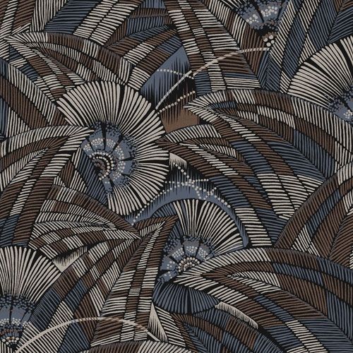 Bali Slate tapet tapet från Midbec med botaniskt mönster i beige. Från kollektionen Tribute. Nonwoven-material med förskjuten passning. Passar i vardagsrum, matsal och hall.