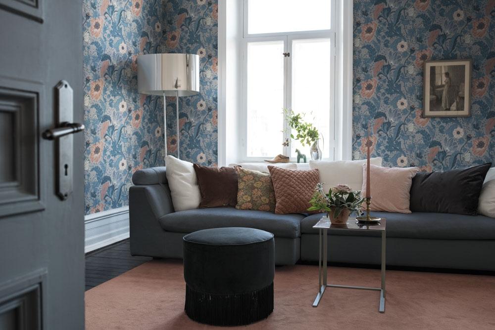 Anemone, blå tapet från Midbec med blommigt mönster i blå. Från kollektionen Apelviken. Nonwoven-material med förskjuten passning.