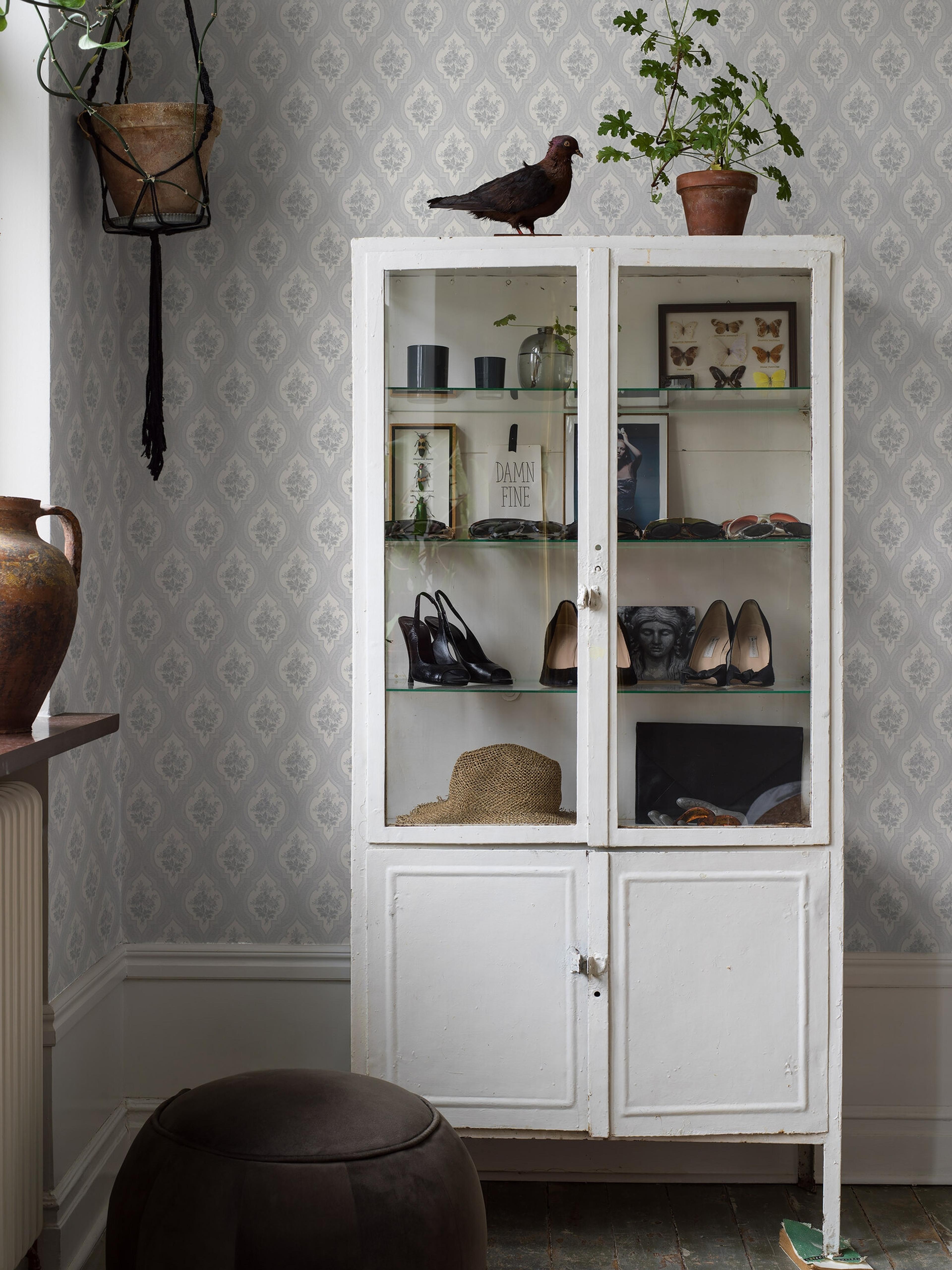 Eternal Flower tapet tapet med blommigt, trellis mönster i grå. Från kollektionen Dreamy Escape. Nonwoven-material med förskjuten passning. Passar i vardagsrum och matsal.