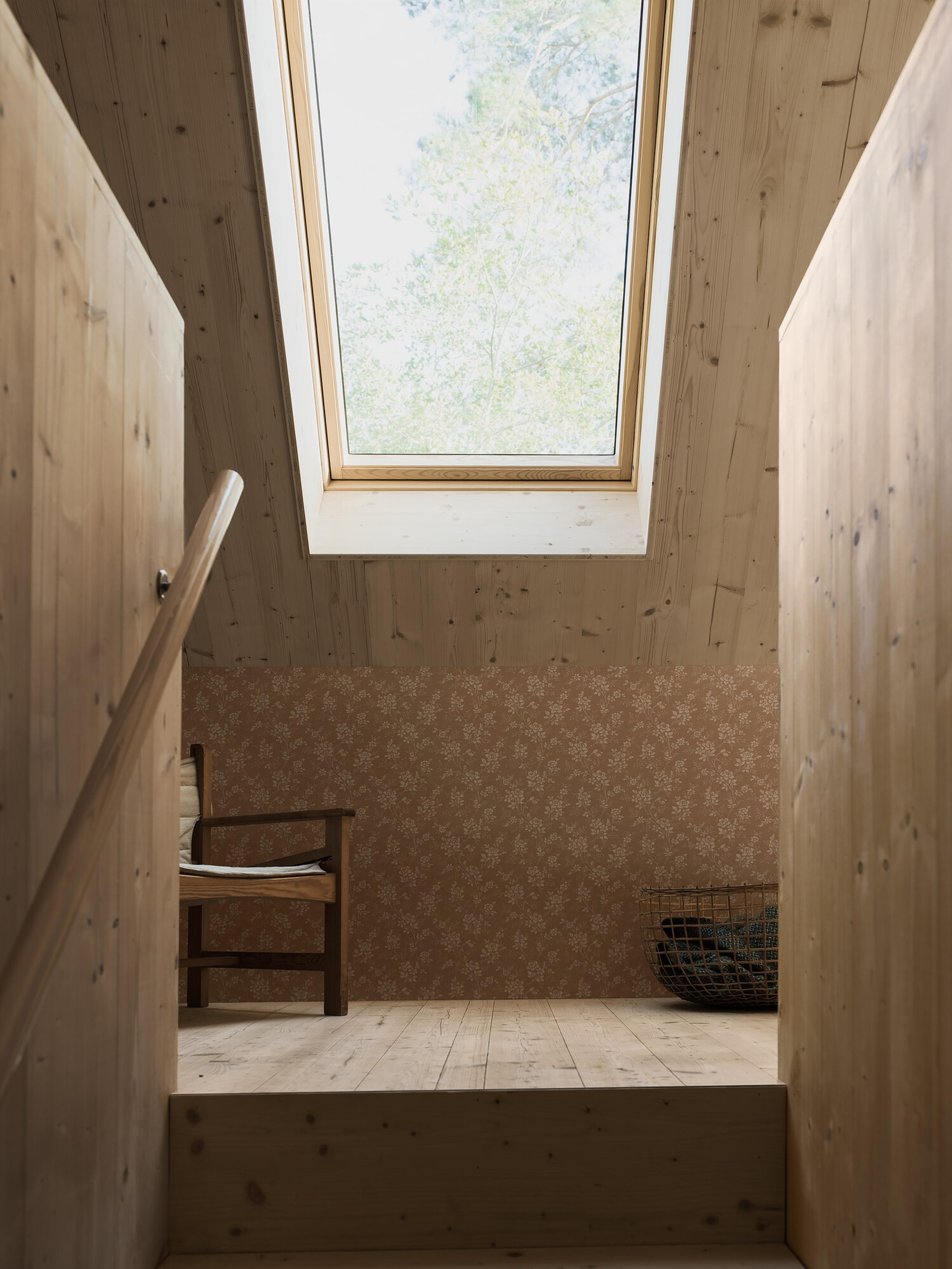 Hip Rose tapet med blommigt mönster i röd. Från kollektionen Woodland. Nonwoven-material med förskjuten passning.