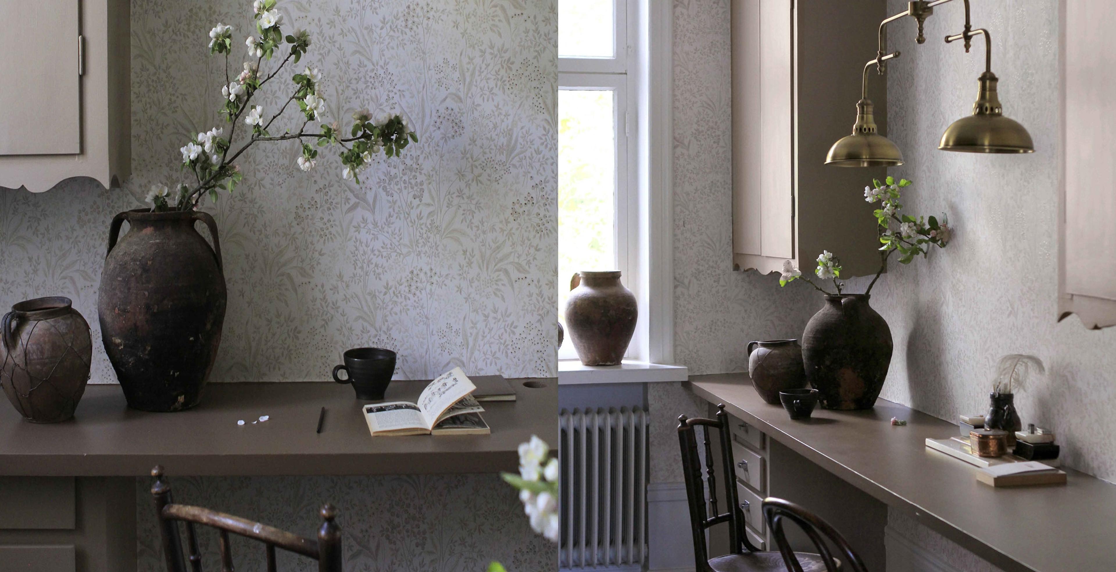 Nocturne, beige tapet från Boråstapeter med blommigt mönster i vit och beige. Från kollektionen Vårt Arkiv. Nonwoven-material med rak passning.