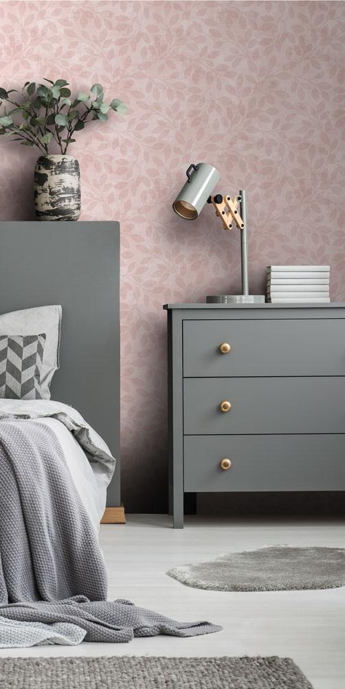 Solitär blad, rosa tapet från Midbec med botaniskt mönster i rosa. Från kollektionen Solitär. Nonwoven-material med förskjuten passning. Passar i vardagsrum, sovrum och matsal.