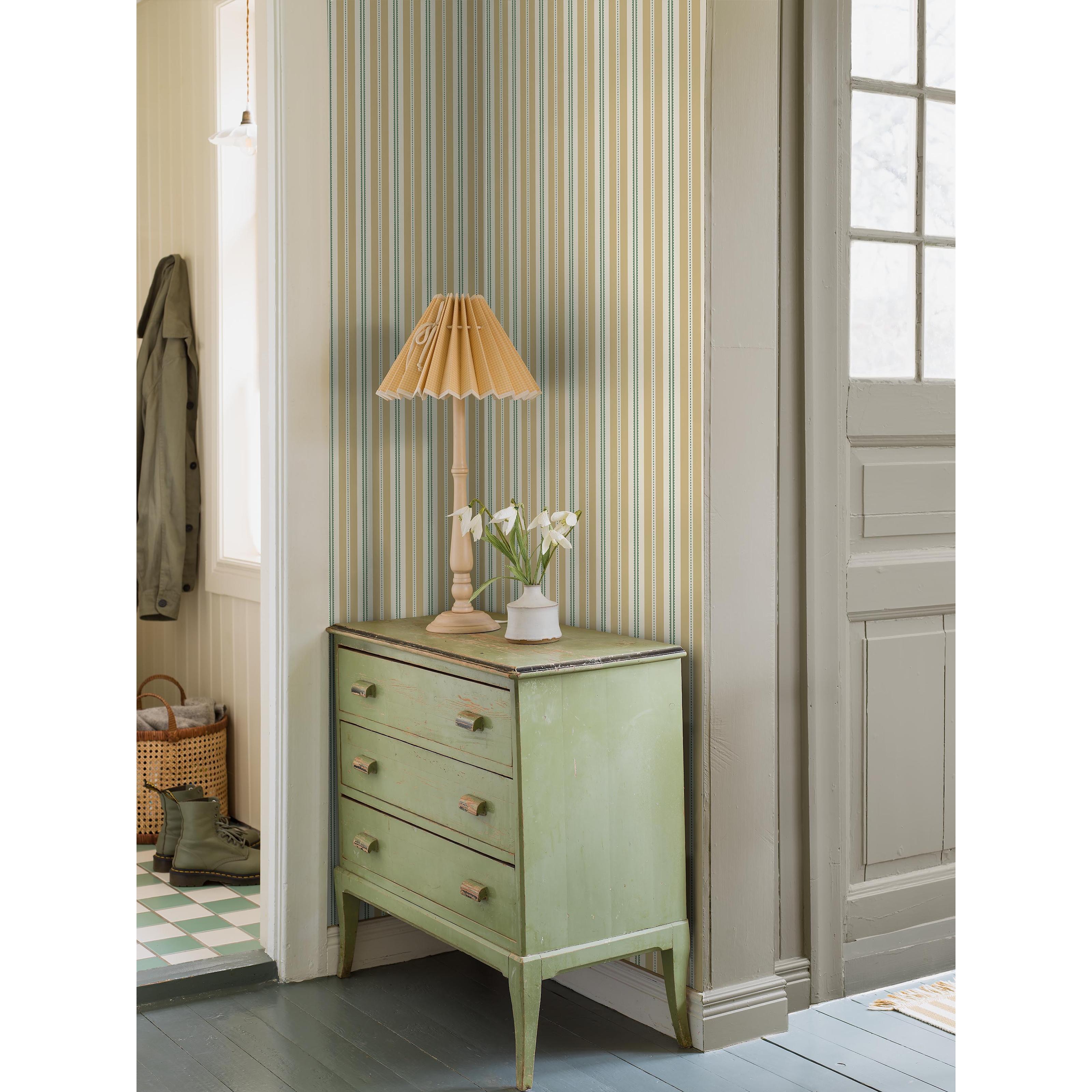 Hedda gul, tapet tapet med randigt mönster i gul. Från kollektionen Nordic Folk. Nonwoven-material. Passar i hall.