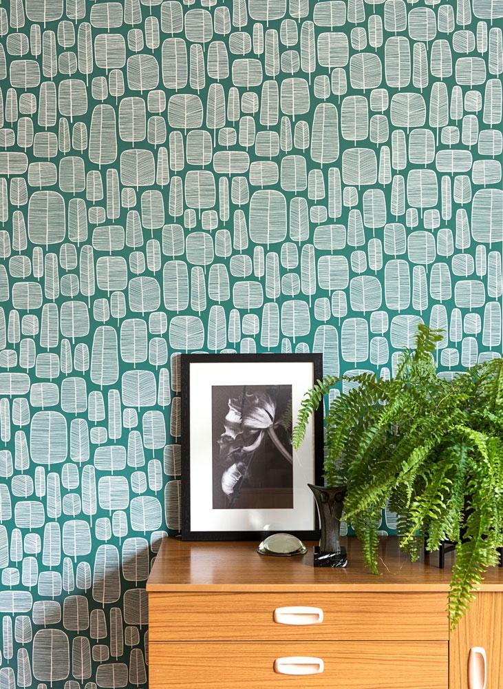 Little Trees Emerald tapet med grafiskt mönster i grön. Från kollektionen signature. Nonwoven-material med rak passning. Vintage-stil.