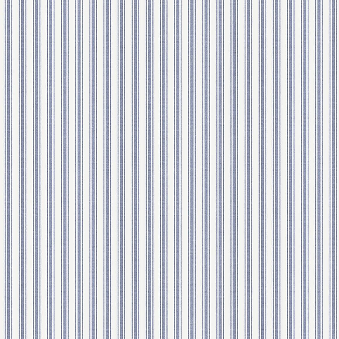 Aspö Stripe tapet från Boråstapeter med randigt mönster i blå. Från kollektionen Marstrand II. Nonwoven-material. Passar i vardagsrum, matsal och arbetsrum.