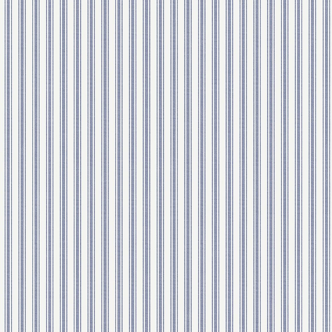 Aspö Stripe tapet från Boråstapeter med randigt mönster i blå. Från kollektionen Marstrand II. Nonwoven-material. Passar i vardagsrum, matsal och arbetsrum.