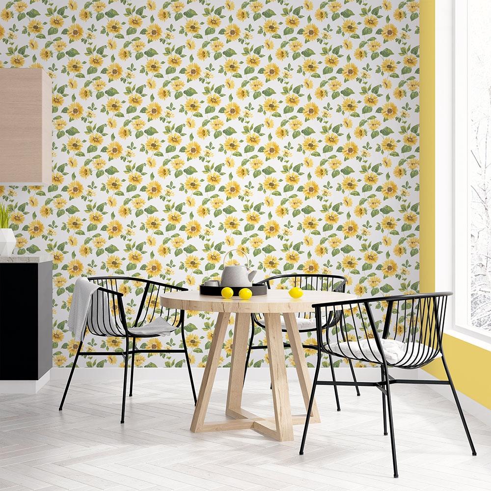 Sunflower Trail tapet med blommigt mönster i gul och grön. Från kollektionen Just Kitchens. Nonwoven-material med rak passning.