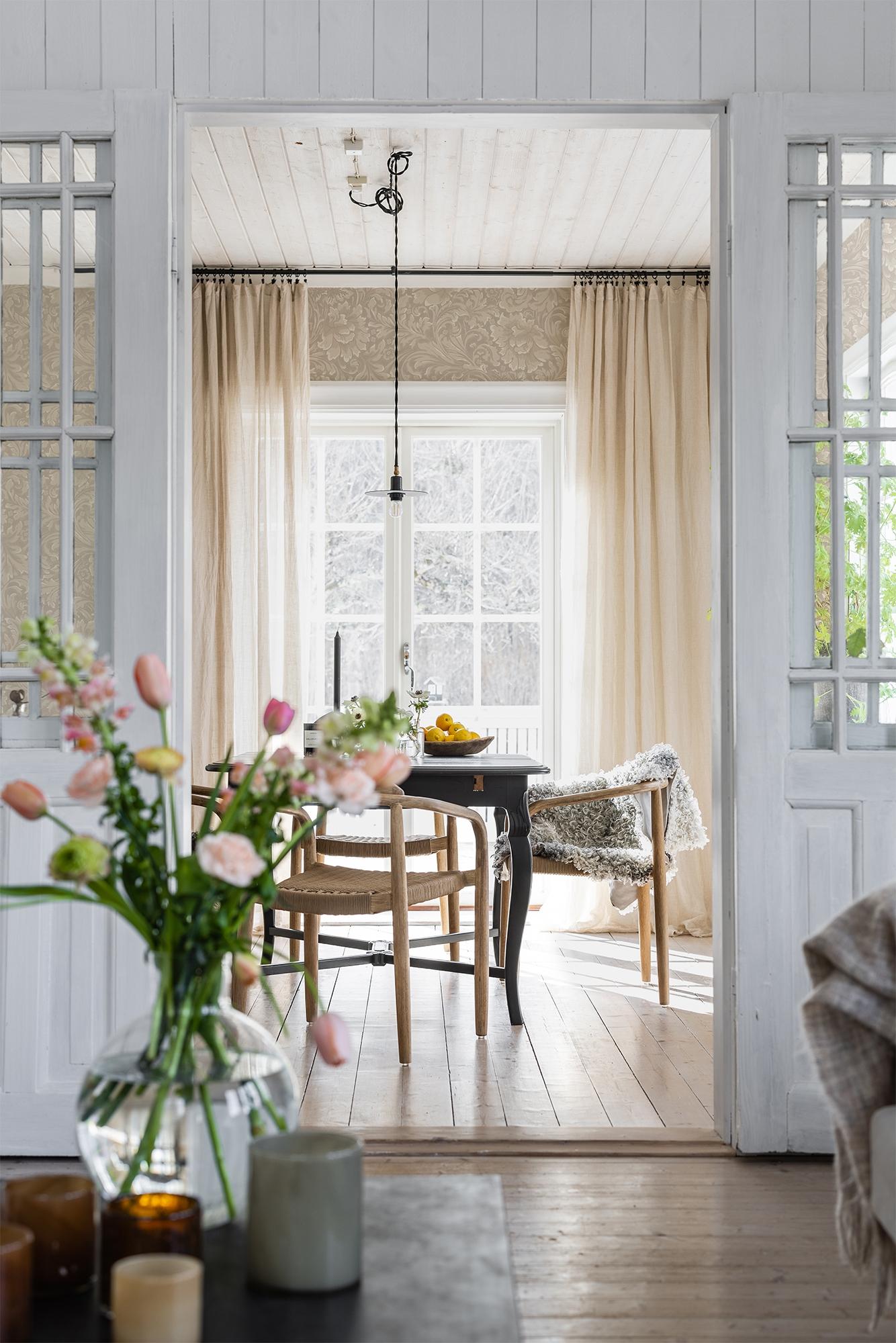 Idun Puderrosa tapet med botaniskt mönster i rosa. Från kollektionen Flora. Nonwoven-material med förskjuten passning.