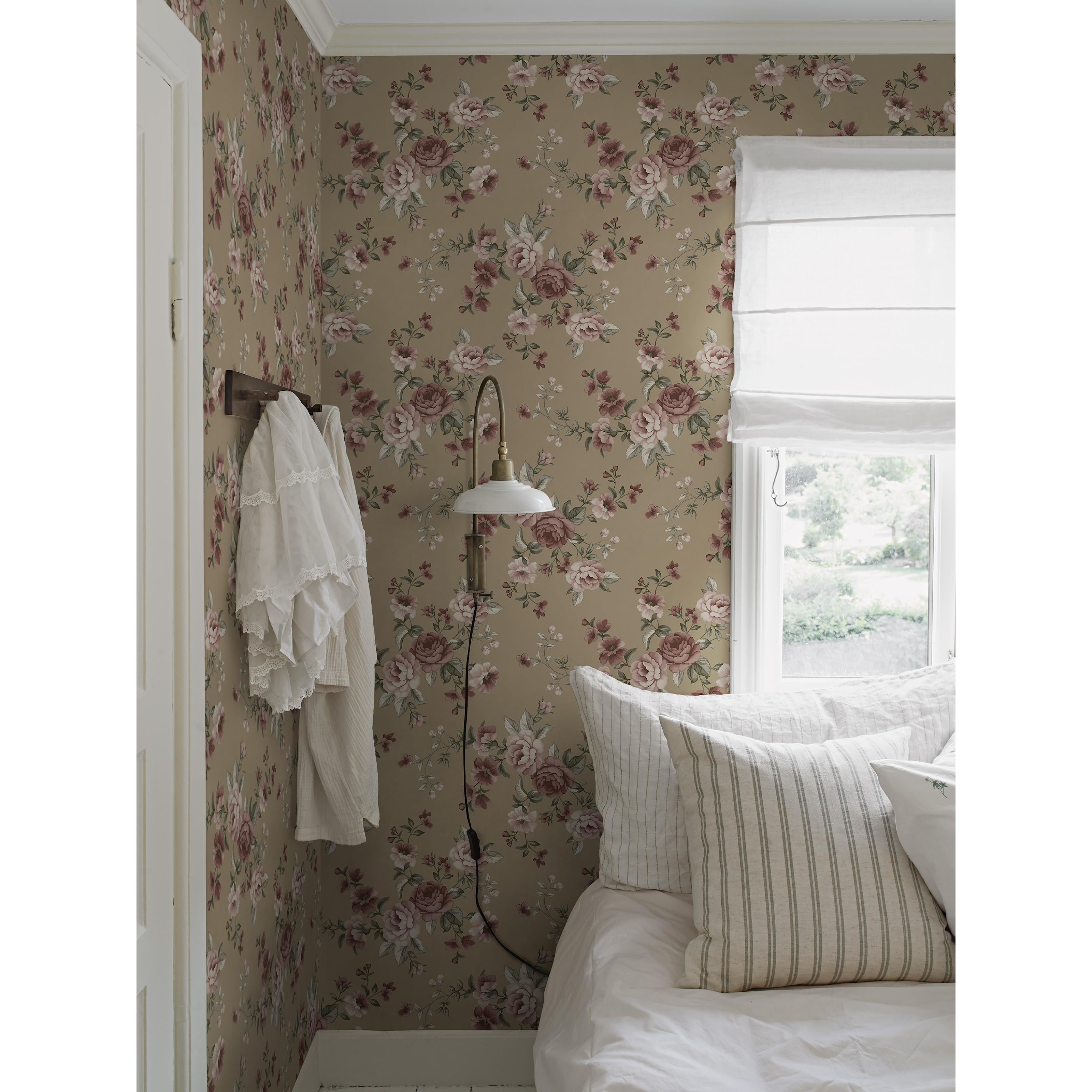 Nomi brun, tapet tapet med blommigt, barnrum mönster i brun. Från kollektionen Newbie II Wallpaper. Nonwoven-material med rak passning. Passar i sovrum.