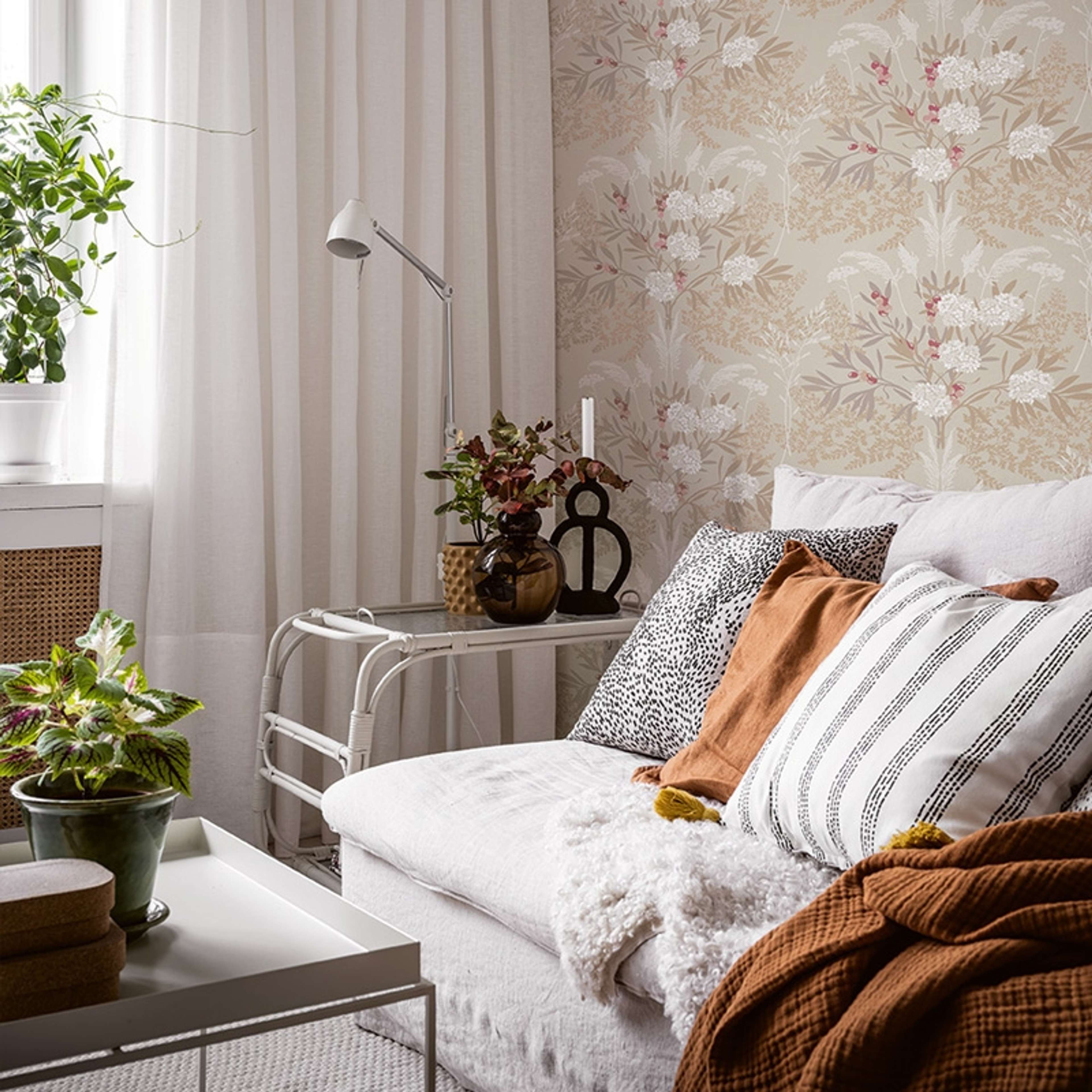 Strandäng, beige tapet tapet med blommigt mönster i beige. Från kollektionen Hav & Land. Nonwoven-material med förskjuten passning.​​​​‌﻿‍﻿​‍​‍‌‍﻿﻿‌﻿​‍‌‍‍‌‌‍‌﻿‌‍‍‌‌‍﻿‍​‍​‍​﻿‍‍​‍​‍‌﻿​﻿‌‍​‌‌‍﻿‍‌‍‍‌‌﻿‌​‌﻿‍‌​‍﻿‍‌‍‍‌‌‍﻿﻿​‍​‍​‍﻿​​‍​‍‌‍‍​‌﻿​‍‌‍‌‌‌‍‌‍​‍​‍​﻿‍‍​‍​‍‌‍‍​‌﻿‌​‌﻿‌​‌﻿​​‌﻿​﻿​﻿‍‍​‍﻿﻿​‍﻿﻿‌﻿‌﻿‌﻿‌﻿‌﻿‌﻿​‍﻿‍‌‍​﻿‌‍﻿﻿‌‍﻿​‌‍﻿﻿‌﻿​‍‌‍​‌‌‍﻿‌‌‍​‌​‍﻿‍‌﻿​﻿‌‍‌‌​‍﻿﻿‌﻿​﻿‌﻿‌​‌﻿‌‌‌‍‌​‌‍‍‌‌‍﻿﻿​‍﻿﻿‌‍‍‌‌‍﻿‍‌﻿‌​‌‍‌‌‌‍﻿‍‌﻿‌​​‍﻿﻿‌‍‌‌‌‍‌​‌‍‍‌‌﻿‌​​‍﻿﻿‌‍﻿‌‌‍﻿﻿‌‍‌​‌‍‌‌​﻿﻿‌‌﻿​​‌﻿​‍‌‍‌‌‌﻿​﻿‌‍‌‌‌‍﻿‍‌﻿‌​‌‍​‌‌﻿‌​‌‍‍‌‌‍﻿﻿‌‍﻿‍​﻿‍﻿‌‍‍‌‌‍‌​​﻿﻿‌‌‍‍‌‌‍﻿‌‌‍​‌‌‍‌﻿‌‍‌‌​‍﻿‌​﻿​﻿​﻿​‍​﻿‌‍​﻿​‌​﻿‌﻿​﻿‍​‌‍‌‌​﻿‍‌​﻿​‌‌‍​‌​﻿‌‌​﻿‌﻿‌‍​‍​﻿‌​‌‍‌‌​﻿‌﻿​﻿‌‌​﻿​‍​﻿‌‌​﻿‍​​﻿‌﻿​﻿‌‍​﻿‌‍​﻿‌‌‌‍‌‌​﻿‌‌​﻿‌‍‌‍‌​​﻿​﻿​﻿​​​﻿‍​‌‍​‌​﻿‍​‌‍​﻿‌‍​‍‌‍​﻿​﻿‌‌‌‍​‌​﻿‌‍‌‍​﻿​‍﻿‌​﻿‍​​﻿​​​﻿​​‌﻿‍​​﻿‍​​﻿​​​﻿​​​‍﻿‌‌‍‍‍‌﻿​​‌‍‌﻿​﻿‍﻿‌﻿‌​‌﻿‍‌‌﻿​​‌‍‌‌​﻿﻿‌‌﻿​﻿‌‍​‌‌‍﻿‍‌‍‍‌‌﻿‌​‌﻿‍‌​‍﻿‍‌‍‍‌‌‍﻿‌‌‍​‌‌‍‌﻿‌‍‌‌‌​​‌‌﻿​﻿‌﻿​﻿‌‍‌‌‌﻿‌​​﻿‍﻿‌﻿​​‌‍​‌‌﻿‌​‌‍‍​​﻿﻿‌‌‍​‌‌‍﻿​‌﻿‌​‌‌‌​‌‍‌‌‌﻿‍​‌﻿‌​​﻿﻿﻿‌‍​‍‌‍​‌‌﻿​﻿‌‍‌‌‌‌‌‌‌﻿​‍‌‍﻿​​﻿﻿‌‌‍‍​‌﻿‌​‌﻿‌​‌﻿​​‌﻿​﻿​‍‌‌​﻿​﻿‌​​‌​‍‌‌​﻿​‍‌​‌‍​‍‌‌​﻿​‍‌​‌‍‌﻿‌﻿‌﻿‌﻿‌﻿‌﻿​‍﻿‍‌‍​﻿‌‍﻿﻿‌‍﻿​‌‍﻿﻿‌﻿​‍‌‍​‌‌‍﻿‌‌‍​‌​‍﻿‍‌﻿​﻿‌‍‌‌​‍‌‌​﻿​‍‌​‌‍‌﻿​﻿‌﻿‌​‌﻿‌‌‌‍‌​‌‍‍‌‌‍﻿﻿​‍‌‍‌‍‍‌‌‍‌​​﻿﻿‌‌‍‍‌‌‍﻿‌‌‍​‌‌‍‌﻿‌‍‌‌​‍﻿‌​﻿​﻿​﻿​‍​﻿‌‍​﻿​‌​﻿‌﻿​﻿‍​‌‍‌‌​﻿‍‌​﻿​‌‌‍​‌​﻿‌‌​﻿‌﻿‌‍​‍​﻿‌​‌‍‌‌​﻿‌﻿​﻿‌‌​﻿​‍​﻿‌‌​﻿‍​​﻿‌﻿​﻿‌‍​﻿‌‍​﻿‌‌‌‍‌‌​﻿‌‌​﻿‌‍‌‍‌​​﻿​﻿​﻿​​​﻿‍​‌‍​‌​﻿‍​‌‍​﻿‌‍​‍‌‍​﻿​﻿‌‌‌‍​‌​﻿‌‍‌‍​﻿​‍﻿‌​﻿‍​​﻿​​​﻿​​‌﻿‍​​﻿‍​​﻿​​​﻿​​​‍﻿‌‌‍‍‍‌﻿​​‌‍‌﻿​‍‌‍‌﻿‌​‌﻿‍‌‌﻿​​‌‍‌‌​﻿﻿‌‌﻿​﻿‌‍​‌‌‍﻿‍‌‍‍‌‌﻿‌​‌﻿‍‌​‍﻿‍‌‍‍‌‌‍﻿‌‌‍​‌‌‍‌﻿‌‍‌‌‌​​‌‌﻿​﻿‌﻿​﻿‌‍‌‌‌﻿‌​​‍‌‍‌﻿​​‌‍​‌‌﻿‌​‌‍‍​​﻿﻿‌‌‍​‌‌‍﻿​‌﻿‌​‌‌‌​‌‍‌‌‌﻿‍​‌﻿‌​​‍‌‍‌﻿​​‌‍‌‌‌﻿​‍‌﻿​﻿‌﻿​​‌‍‌‌‌‍​﻿‌﻿‌​‌‍‍‌‌﻿‌‍‌‍‌‌​﻿﻿‌‌﻿​​‌﻿‌‌‌‍​‍‌‍﻿​‌‍‍‌‌﻿​﻿‌‍‍​‌‍‌‌‌‍‌​​‍​‍‌﻿﻿‌