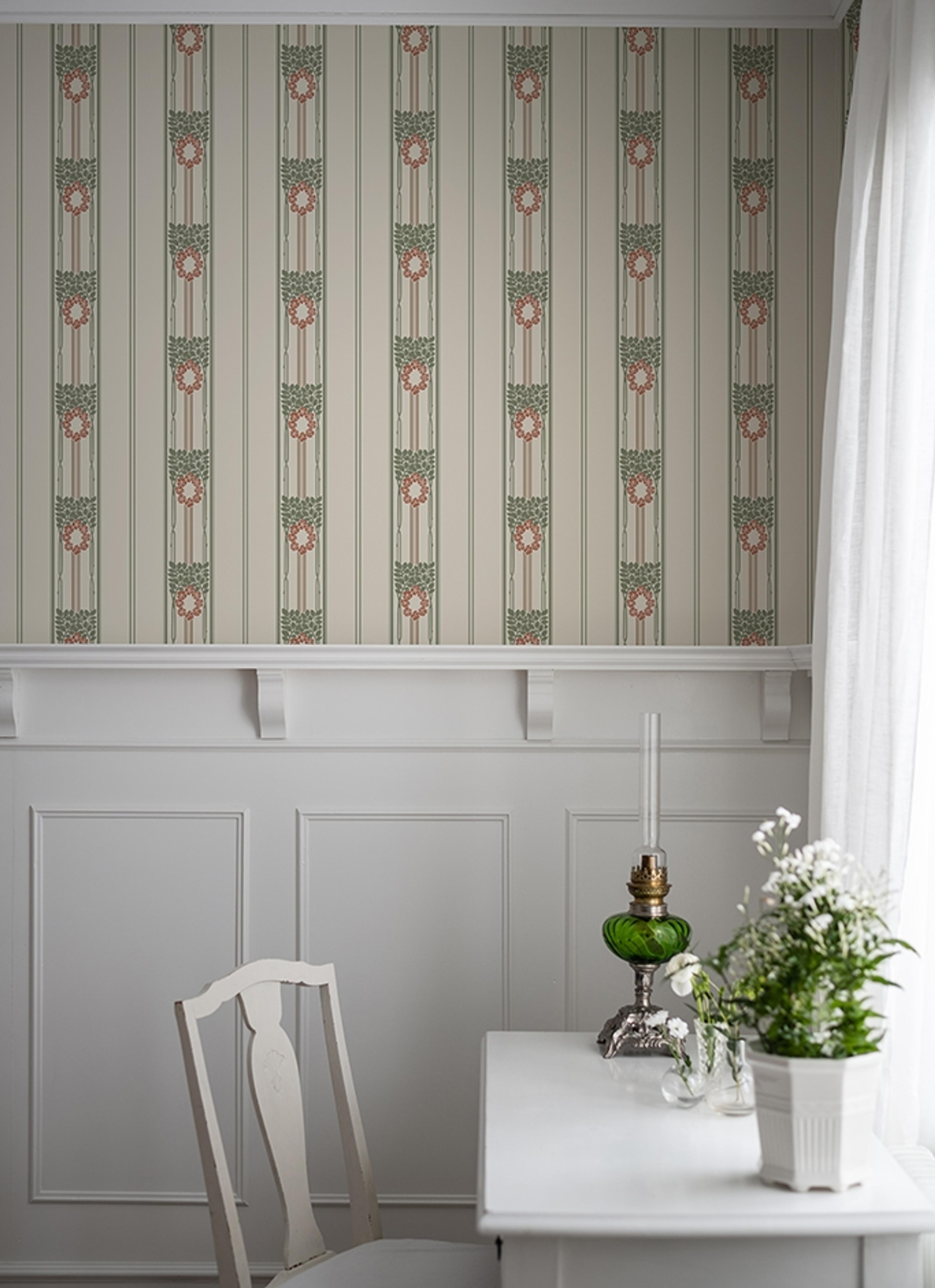 Ramsjö, Beige tapet från duro med randigt mönster i beige. Från kollektionen Gammalsvenska QuickUp. Nonwoven-material med rak passning.