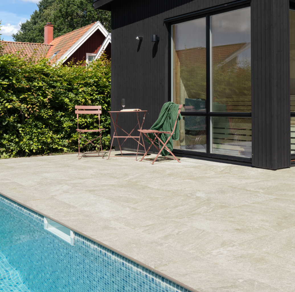 klinker utomhus vid poolen