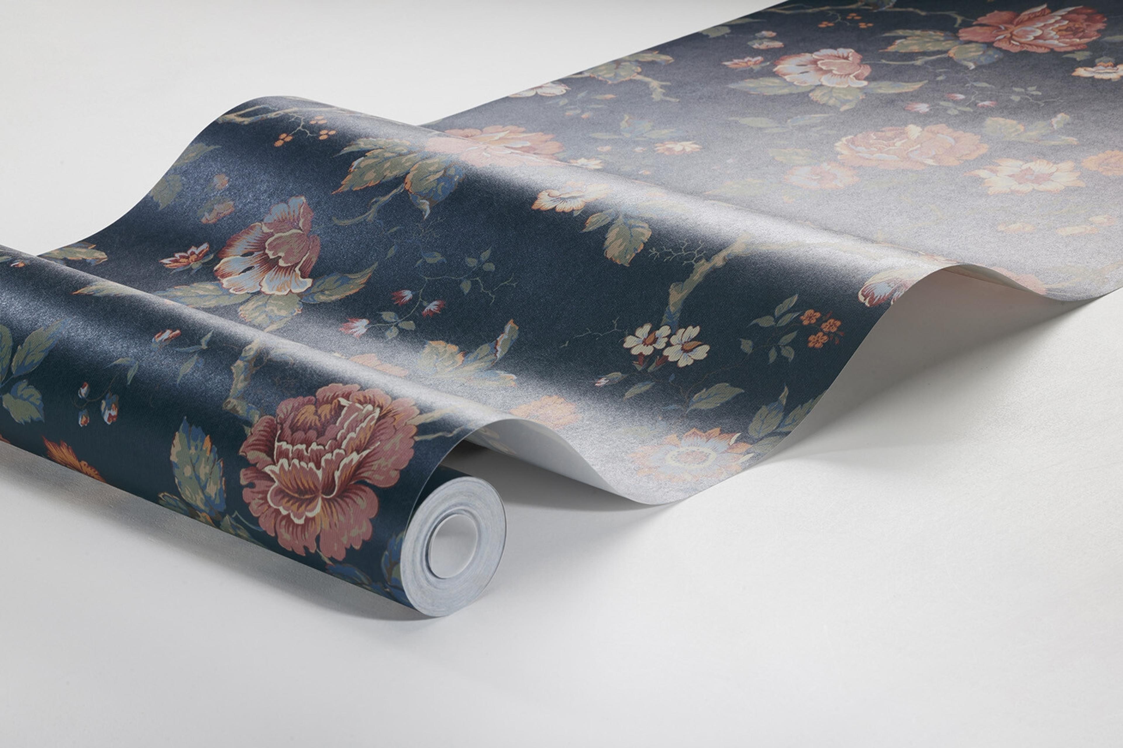 Rosenträd tapet med blommigt mönster i blå. Från kollektionen New Heritage. Nonwoven-material med förskjuten passning.​​​​‌﻿‍﻿​‍​‍‌‍﻿﻿‌﻿​‍‌‍‍‌‌‍‌﻿‌‍‍‌‌‍﻿‍​‍​‍​﻿‍‍​‍​‍‌﻿​﻿‌‍​‌‌‍﻿‍‌‍‍‌‌﻿‌​‌﻿‍‌​‍﻿‍‌‍‍‌‌‍﻿﻿​‍​‍​‍﻿​​‍​‍‌‍‍​‌﻿​‍‌‍‌‌‌‍‌‍​‍​‍​﻿‍‍​‍​‍‌‍‍​‌﻿‌​‌﻿‌​‌﻿​​‌﻿​﻿​﻿‍‍​‍﻿﻿​‍﻿﻿‌﻿‌﻿‌﻿‌﻿‌﻿‌﻿​‍﻿‍‌‍​﻿‌‍﻿﻿‌‍﻿​‌‍﻿﻿‌﻿​‍‌‍​‌‌‍﻿‌‌‍​‌​‍﻿‍‌﻿​﻿‌‍‌‌​‍﻿﻿‌﻿​﻿‌﻿‌​‌﻿‌‌‌‍‌​‌‍‍‌‌‍﻿﻿​‍﻿﻿‌‍‍‌‌‍﻿‍‌﻿‌​‌‍‌‌‌‍﻿‍‌﻿‌​​‍﻿﻿‌‍‌‌‌‍‌​‌‍‍‌‌﻿‌​​‍﻿﻿‌‍﻿‌‌‍﻿﻿‌‍‌​‌‍‌‌​﻿﻿‌‌﻿​​‌﻿​‍‌‍‌‌‌﻿​﻿‌‍‌‌‌‍﻿‍‌﻿‌​‌‍​‌‌﻿‌​‌‍‍‌‌‍﻿﻿‌‍﻿‍​﻿‍﻿‌‍‍‌‌‍‌​​﻿﻿‌‌‍‍‌‌‍﻿‌‌‍​‌‌‍‌﻿‌‍‌‌​‍﻿‌​﻿​﻿​﻿​‍‌‍​‍​﻿​‌​﻿‌‍‌‍‌‌​﻿‍​‌‍​﻿​﻿​​​﻿‍​​﻿​‌​﻿‍‌​﻿‍​​﻿‌​​﻿‍​‌‍​‍​﻿‌‍​﻿‌‌‌‍​‌​﻿‍​‌‍‌‌‌‍‌​‌‍​‌‌‍‌‌​﻿‍‌​﻿​﻿​﻿‍​​﻿​﻿‌‍‌‌​﻿‌﻿‌‍‌‌​﻿​‍​﻿​‍​﻿‌‍​﻿‌‌​﻿‌‌‌‍​‌‌‍​‌​﻿​‍​﻿‌​​‍﻿‌​﻿​‌​﻿‌‌​﻿​​​﻿​​‌﻿‍​​﻿​‌​﻿​​​﻿​​​﻿​​​‍﻿‌‌‍‍‍‌﻿​​‌‍‌﻿​﻿‍﻿‌﻿‌​‌﻿‍‌‌﻿​​‌‍‌‌​﻿﻿‌‌﻿​﻿‌‍​‌‌‍﻿‍‌‍‍‌‌﻿‌​‌﻿‍‌​‍﻿‍‌‍‍‌‌‍﻿‌‌‍​‌‌‍‌﻿‌‍‌‌‌​​‌‌﻿​﻿‌﻿​﻿‌‍‌‌‌﻿‌​​﻿‍﻿‌﻿​​‌‍​‌‌﻿‌​‌‍‍​​﻿﻿‌‌‍​‌‌‍﻿​‌﻿‌​‌‌‌​‌‍‌‌‌﻿‍​‌﻿‌​​﻿﻿﻿‌‍​‍‌‍​‌‌﻿​﻿‌‍‌‌‌‌‌‌‌﻿​‍‌‍﻿​​﻿﻿‌‌‍‍​‌﻿‌​‌﻿‌​‌﻿​​‌﻿​﻿​‍‌‌​﻿​﻿‌​​‌​‍‌‌​﻿​‍‌​‌‍​‍‌‌​﻿​‍‌​‌‍‌﻿‌﻿‌﻿‌﻿‌﻿‌﻿​‍﻿‍‌‍​﻿‌‍﻿﻿‌‍﻿​‌‍﻿﻿‌﻿​‍‌‍​‌‌‍﻿‌‌‍​‌​‍﻿‍‌﻿​﻿‌‍‌‌​‍‌‌​﻿​‍‌​‌‍‌﻿​﻿‌﻿‌​‌﻿‌‌‌‍‌​‌‍‍‌‌‍﻿﻿​‍‌‍‌‍‍‌‌‍‌​​﻿﻿‌‌‍‍‌‌‍﻿‌‌‍​‌‌‍‌﻿‌‍‌‌​‍﻿‌​﻿​﻿​﻿​‍‌‍​‍​﻿​‌​﻿‌‍‌‍‌‌​﻿‍​‌‍​﻿​﻿​​​﻿‍​​﻿​‌​﻿‍‌​﻿‍​​﻿‌​​﻿‍​‌‍​‍​﻿‌‍​﻿‌‌‌‍​‌​﻿‍​‌‍‌‌‌‍‌​‌‍​‌‌‍‌‌​﻿‍‌​﻿​﻿​﻿‍​​﻿​﻿‌‍‌‌​﻿‌﻿‌‍‌‌​﻿​‍​﻿​‍​﻿‌‍​﻿‌‌​﻿‌‌‌‍​‌‌‍​‌​﻿​‍​﻿‌​​‍﻿‌​﻿​‌​﻿‌‌​﻿​​​﻿​​‌﻿‍​​﻿​‌​﻿​​​﻿​​​﻿​​​‍﻿‌‌‍‍‍‌﻿​​‌‍‌﻿​‍‌‍‌﻿‌​‌﻿‍‌‌﻿​​‌‍‌‌​﻿﻿‌‌﻿​﻿‌‍​‌‌‍﻿‍‌‍‍‌‌﻿‌​‌﻿‍‌​‍﻿‍‌‍‍‌‌‍﻿‌‌‍​‌‌‍‌﻿‌‍‌‌‌​​‌‌﻿​﻿‌﻿​﻿‌‍‌‌‌﻿‌​​‍‌‍‌﻿​​‌‍​‌‌﻿‌​‌‍‍​​﻿﻿‌‌‍​‌‌‍﻿​‌﻿‌​‌‌‌​‌‍‌‌‌﻿‍​‌﻿‌​​‍‌‍‌﻿​​‌‍‌‌‌﻿​‍‌﻿​﻿‌﻿​​‌‍‌‌‌‍​﻿‌﻿‌​‌‍‍‌‌﻿‌‍‌‍‌‌​﻿﻿‌‌﻿​​‌﻿‌‌‌‍​‍‌‍﻿​‌‍‍‌‌﻿​﻿‌‍‍​‌‍‌‌‌‍‌​​‍​‍‌﻿﻿‌