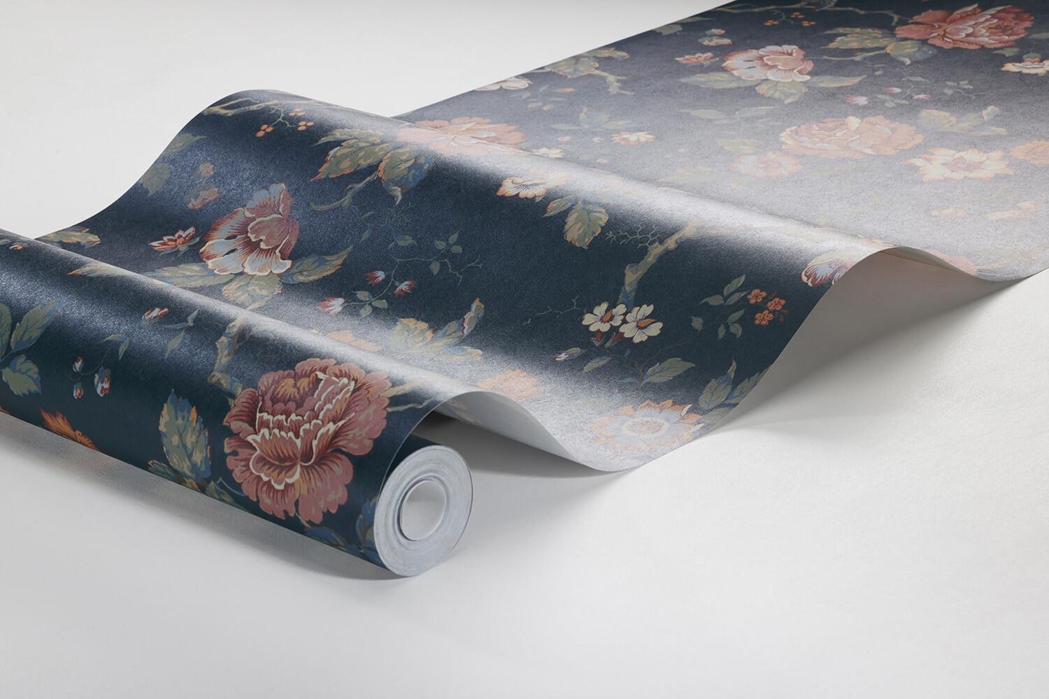 Rosenträd tapet med blommigt mönster i blå. Från kollektionen New Heritage. Nonwoven-material med förskjuten passning.