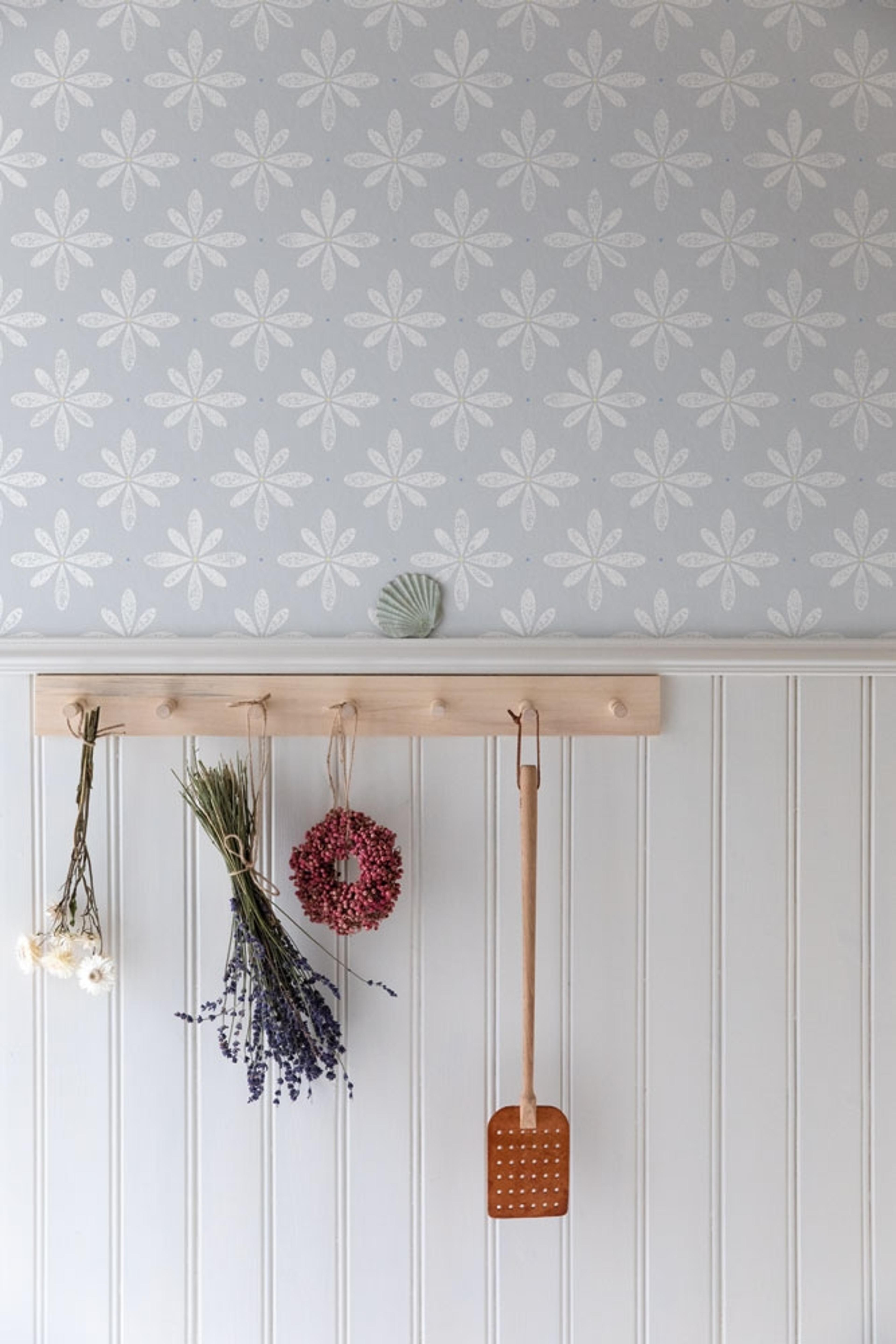 Flora tapet från Midbec med blommigt mönster i blå. Från kollektionen Havsblick. Nonwoven-material med rak passning.​​​​‌﻿‍﻿​‍​‍‌‍﻿﻿‌﻿​‍‌‍‍‌‌‍‌﻿‌‍‍‌‌‍﻿‍​‍​‍​﻿‍‍​‍​‍‌﻿​﻿‌‍​‌‌‍﻿‍‌‍‍‌‌﻿‌​‌﻿‍‌​‍﻿‍‌‍‍‌‌‍﻿﻿​‍​‍​‍﻿​​‍​‍‌‍‍​‌﻿​‍‌‍‌‌‌‍‌‍​‍​‍​﻿‍‍​‍​‍‌‍‍​‌﻿‌​‌﻿‌​‌﻿​​‌﻿​﻿​﻿‍‍​‍﻿﻿​‍﻿﻿‌﻿‌﻿‌﻿‌﻿‌﻿‌﻿​‍﻿‍‌‍​﻿‌‍﻿﻿‌‍﻿​‌‍﻿﻿‌﻿​‍‌‍​‌‌‍﻿‌‌‍​‌​‍﻿‍‌﻿​﻿‌‍‌‌​‍﻿﻿‌﻿​﻿‌﻿‌​‌﻿‌‌‌‍‌​‌‍‍‌‌‍﻿﻿​‍﻿﻿‌‍‍‌‌‍﻿‍‌﻿‌​‌‍‌‌‌‍﻿‍‌﻿‌​​‍﻿﻿‌‍‌‌‌‍‌​‌‍‍‌‌﻿‌​​‍﻿﻿‌‍﻿‌‌‍﻿﻿‌‍‌​‌‍‌‌​﻿﻿‌‌﻿​​‌﻿​‍‌‍‌‌‌﻿​﻿‌‍‌‌‌‍﻿‍‌﻿‌​‌‍​‌‌﻿‌​‌‍‍‌‌‍﻿﻿‌‍﻿‍​﻿‍﻿‌‍‍‌‌‍‌​​﻿﻿‌‌‍‍‌‌‍﻿‌‌‍​‌‌‍‌﻿‌‍‌‌​‍﻿‌​﻿​﻿​﻿​﻿​﻿​‌​﻿​‍‌‍‌‌​﻿‍‌​﻿‌‍‌‍‌‍​﻿‍​​﻿‌﻿‌‍‌‍‌‍​‌‌‍‌‌​﻿​﻿‌‍​‍​﻿​‍​﻿‌﻿​﻿​‌​﻿​‌‌‍‌​​﻿‍‌​﻿​​​﻿‍​​﻿‍​​﻿‍‌‌‍​‍​﻿‌‌‌‍​﻿​﻿‍​‌‍​‌​﻿​‌​﻿‍‌‌‍​‍‌‍‌‌​﻿‍​‌‍​‍​﻿​‌‌‍​‍​﻿‍​​﻿‌‌​‍﻿‌​﻿‌‍​﻿‌‍​﻿‌﻿‌﻿‍​​﻿​‌​﻿​​​﻿​​​﻿​​​‍﻿‌‌‍‍‍‌﻿​​‌‍‌﻿​﻿‍﻿‌﻿‌​‌﻿‍‌‌﻿​​‌‍‌‌​﻿﻿‌‌﻿​﻿‌‍​‌‌‍﻿‍‌‍‍‌‌﻿‌​‌﻿‍‌​‍﻿‍‌‍‍‌‌‍﻿‌‌‍​‌‌‍‌﻿‌‍‌‌‌​​‌‌﻿​﻿‌﻿​﻿‌‍‌‌‌﻿‌​​﻿‍﻿‌﻿​​‌‍​‌‌﻿‌​‌‍‍​​﻿﻿‌‌‍​‌‌‍﻿​‌﻿‌​‌‌‌​‌‍‌‌‌﻿‍​‌﻿‌​​﻿﻿﻿‌‍​‍‌‍​‌‌﻿​﻿‌‍‌‌‌‌‌‌‌﻿​‍‌‍﻿​​﻿﻿‌‌‍‍​‌﻿‌​‌﻿‌​‌﻿​​‌﻿​﻿​‍‌‌​﻿​﻿‌​​‌​‍‌‌​﻿​‍‌​‌‍​‍‌‌​﻿​‍‌​‌‍‌﻿‌﻿‌﻿‌﻿‌﻿‌﻿​‍﻿‍‌‍​﻿‌‍﻿﻿‌‍﻿​‌‍﻿﻿‌﻿​‍‌‍​‌‌‍﻿‌‌‍​‌​‍﻿‍‌﻿​﻿‌‍‌‌​‍‌‌​﻿​‍‌​‌‍‌﻿​﻿‌﻿‌​‌﻿‌‌‌‍‌​‌‍‍‌‌‍﻿﻿​‍‌‍‌‍‍‌‌‍‌​​﻿﻿‌‌‍‍‌‌‍﻿‌‌‍​‌‌‍‌﻿‌‍‌‌​‍﻿‌​﻿​﻿​﻿​﻿​﻿​‌​﻿​‍‌‍‌‌​﻿‍‌​﻿‌‍‌‍‌‍​﻿‍​​﻿‌﻿‌‍‌‍‌‍​‌‌‍‌‌​﻿​﻿‌‍​‍​﻿​‍​﻿‌﻿​﻿​‌​﻿​‌‌‍‌​​﻿‍‌​﻿​​​﻿‍​​﻿‍​​﻿‍‌‌‍​‍​﻿‌‌‌‍​﻿​﻿‍​‌‍​‌​﻿​‌​﻿‍‌‌‍​‍‌‍‌‌​﻿‍​‌‍​‍​﻿​‌‌‍​‍​﻿‍​​﻿‌‌​‍﻿‌​﻿‌‍​﻿‌‍​﻿‌﻿‌﻿‍​​﻿​‌​﻿​​​﻿​​​﻿​​​‍﻿‌‌‍‍‍‌﻿​​‌‍‌﻿​‍‌‍‌﻿‌​‌﻿‍‌‌﻿​​‌‍‌‌​﻿﻿‌‌﻿​﻿‌‍​‌‌‍﻿‍‌‍‍‌‌﻿‌​‌﻿‍‌​‍﻿‍‌‍‍‌‌‍﻿‌‌‍​‌‌‍‌﻿‌‍‌‌‌​​‌‌﻿​﻿‌﻿​﻿‌‍‌‌‌﻿‌​​‍‌‍‌﻿​​‌‍​‌‌﻿‌​‌‍‍​​﻿﻿‌‌‍​‌‌‍﻿​‌﻿‌​‌‌‌​‌‍‌‌‌﻿‍​‌﻿‌​​‍‌‍‌﻿​​‌‍‌‌‌﻿​‍‌﻿​﻿‌﻿​​‌‍‌‌‌‍​﻿‌﻿‌​‌‍‍‌‌﻿‌‍‌‍‌‌​﻿﻿‌‌﻿​​‌﻿‌‌‌‍​‍‌‍﻿​‌‍‍‌‌﻿​﻿‌‍‍​‌‍‌‌‌‍‌​​‍​‍‌﻿﻿‌