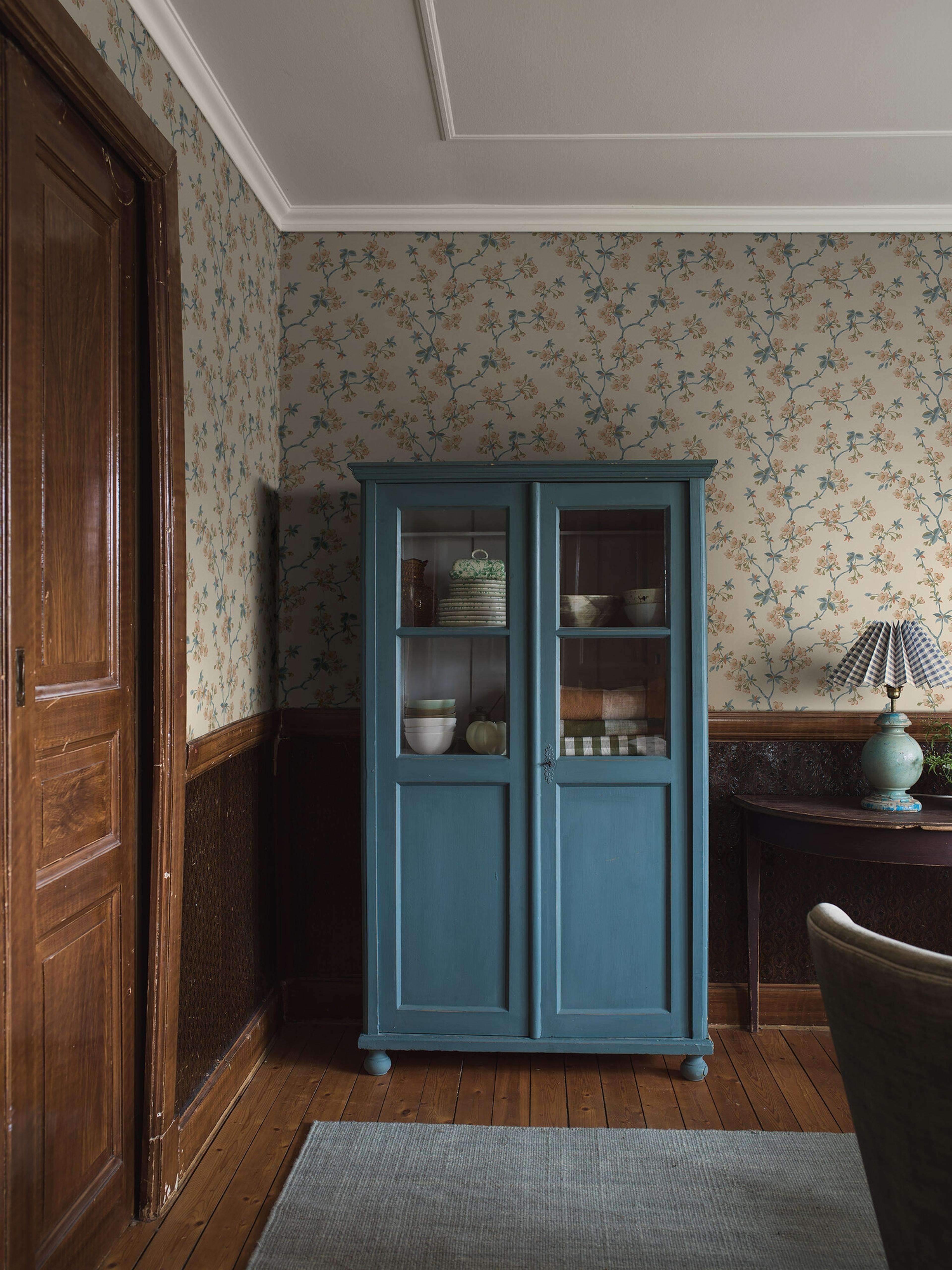 Trädgårdsstaden tapet med blommigt mönster i beige. Från kollektionen Alla Tiders Hus. Nonwoven-material med förskjuten passning. Passar i vardagsrum, matsal och kök.​​​​‌﻿‍﻿​‍​‍‌‍﻿﻿‌﻿​‍‌‍‍‌‌‍‌﻿‌‍‍‌‌‍﻿‍​‍​‍​﻿‍‍​‍​‍‌﻿​﻿‌‍​‌‌‍﻿‍‌‍‍‌‌﻿‌​‌﻿‍‌​‍﻿‍‌‍‍‌‌‍﻿﻿​‍​‍​‍﻿​​‍​‍‌‍‍​‌﻿​‍‌‍‌‌‌‍‌‍​‍​‍​﻿‍‍​‍​‍‌‍‍​‌﻿‌​‌﻿‌​‌﻿​​‌﻿​﻿​﻿‍‍​‍﻿﻿​‍﻿﻿‌﻿‌﻿‌﻿‌﻿‌﻿‌﻿​‍﻿‍‌‍​﻿‌‍﻿﻿‌‍﻿​‌‍﻿﻿‌﻿​‍‌‍​‌‌‍﻿‌‌‍​‌​‍﻿‍‌﻿​﻿‌‍‌‌​‍﻿﻿‌﻿​﻿‌﻿‌​‌﻿‌‌‌‍‌​‌‍‍‌‌‍﻿﻿​‍﻿﻿‌‍‍‌‌‍﻿‍‌﻿‌​‌‍‌‌‌‍﻿‍‌﻿‌​​‍﻿﻿‌‍‌‌‌‍‌​‌‍‍‌‌﻿‌​​‍﻿﻿‌‍﻿‌‌‍﻿﻿‌‍‌​‌‍‌‌​﻿﻿‌‌﻿​​‌﻿​‍‌‍‌‌‌﻿​﻿‌‍‌‌‌‍﻿‍‌﻿‌​‌‍​‌‌﻿‌​‌‍‍‌‌‍﻿﻿‌‍﻿‍​﻿‍﻿‌‍‍‌‌‍‌​​﻿﻿‌‌‍‍‌‌‍﻿‌‌‍​‌‌‍‌﻿‌‍‌‌​‍﻿‌​﻿​﻿​﻿​﻿​﻿​‌‌‍‌​​﻿​﻿​﻿​‍‌‍​‍‌‍​‍​﻿‌‍​﻿‌﻿​﻿‍‌‌‍‌‍‌‍​‍​﻿​‍​﻿‍​‌‍‌​​﻿‌‍‌‍‌‍​﻿​​‌‍​‌​﻿​​​﻿​‌​﻿​‍‌‍​‌​﻿​﻿‌‍‌‍​﻿​‍‌‍‌‌‌‍​‍​﻿‍​​﻿‌​‌‍​﻿​﻿​​​﻿‌‍​﻿​﻿​﻿​​‌‍​‍​﻿‌﻿​﻿‌​​﻿​﻿​‍﻿‌​﻿​‌​﻿‌‌​﻿​​​﻿​​‌﻿‍​​﻿​‍​﻿​​​﻿​​​﻿​​​‍﻿‌‌‍‍‍‌﻿​​‌‍‌﻿​﻿‍﻿‌﻿‌​‌﻿‍‌‌﻿​​‌‍‌‌​﻿﻿‌‌﻿​﻿‌‍​‌‌‍﻿‍‌‍‍‌‌﻿‌​‌﻿‍‌​‍﻿‍‌‍‍‌‌‍﻿‌‌‍​‌‌‍‌﻿‌‍‌‌‌​​‌‌﻿​﻿‌﻿​﻿‌‍‌‌‌﻿‌​​﻿‍﻿‌﻿​​‌‍​‌‌﻿‌​‌‍‍​​﻿﻿‌‌‍​‌‌‍﻿​‌﻿‌​‌‌‌​‌‍‌‌‌﻿‍​‌﻿‌​​﻿﻿﻿‌‍​‍‌‍​‌‌﻿​﻿‌‍‌‌‌‌‌‌‌﻿​‍‌‍﻿​​﻿﻿‌‌‍‍​‌﻿‌​‌﻿‌​‌﻿​​‌﻿​﻿​‍‌‌​﻿​﻿‌​​‌​‍‌‌​﻿​‍‌​‌‍​‍‌‌​﻿​‍‌​‌‍‌﻿‌﻿‌﻿‌﻿‌﻿‌﻿​‍﻿‍‌‍​﻿‌‍﻿﻿‌‍﻿​‌‍﻿﻿‌﻿​‍‌‍​‌‌‍﻿‌‌‍​‌​‍﻿‍‌﻿​﻿‌‍‌‌​‍‌‌​﻿​‍‌​‌‍‌﻿​﻿‌﻿‌​‌﻿‌‌‌‍‌​‌‍‍‌‌‍﻿﻿​‍‌‍‌‍‍‌‌‍‌​​﻿﻿‌‌‍‍‌‌‍﻿‌‌‍​‌‌‍‌﻿‌‍‌‌​‍﻿‌​﻿​﻿​﻿​﻿​﻿​‌‌‍‌​​﻿​﻿​﻿​‍‌‍​‍‌‍​‍​﻿‌‍​﻿‌﻿​﻿‍‌‌‍‌‍‌‍​‍​﻿​‍​﻿‍​‌‍‌​​﻿‌‍‌‍‌‍​﻿​​‌‍​‌​﻿​​​﻿​‌​﻿​‍‌‍​‌​﻿​﻿‌‍‌‍​﻿​‍‌‍‌‌‌‍​‍​﻿‍​​﻿‌​‌‍​﻿​﻿​​​﻿‌‍​﻿​﻿​﻿​​‌‍​‍​﻿‌﻿​﻿‌​​﻿​﻿​‍﻿‌​﻿​‌​﻿‌‌​﻿​​​﻿​​‌﻿‍​​﻿​‍​﻿​​​﻿​​​﻿​​​‍﻿‌‌‍‍‍‌﻿​​‌‍‌﻿​‍‌‍‌﻿‌​‌﻿‍‌‌﻿​​‌‍‌‌​﻿﻿‌‌﻿​﻿‌‍​‌‌‍﻿‍‌‍‍‌‌﻿‌​‌﻿‍‌​‍﻿‍‌‍‍‌‌‍﻿‌‌‍​‌‌‍‌﻿‌‍‌‌‌​​‌‌﻿​﻿‌﻿​﻿‌‍‌‌‌﻿‌​​‍‌‍‌﻿​​‌‍​‌‌﻿‌​‌‍‍​​﻿﻿‌‌‍​‌‌‍﻿​‌﻿‌​‌‌‌​‌‍‌‌‌﻿‍​‌﻿‌​​‍‌‍‌﻿​​‌‍‌‌‌﻿​‍‌﻿​﻿‌﻿​​‌‍‌‌‌‍​﻿‌﻿‌​‌‍‍‌‌﻿‌‍‌‍‌‌​﻿﻿‌‌﻿​​‌﻿‌‌‌‍​‍‌‍﻿​‌‍‍‌‌﻿​﻿‌‍‍​‌‍‌‌‌‍‌​​‍​‍‌﻿﻿‌