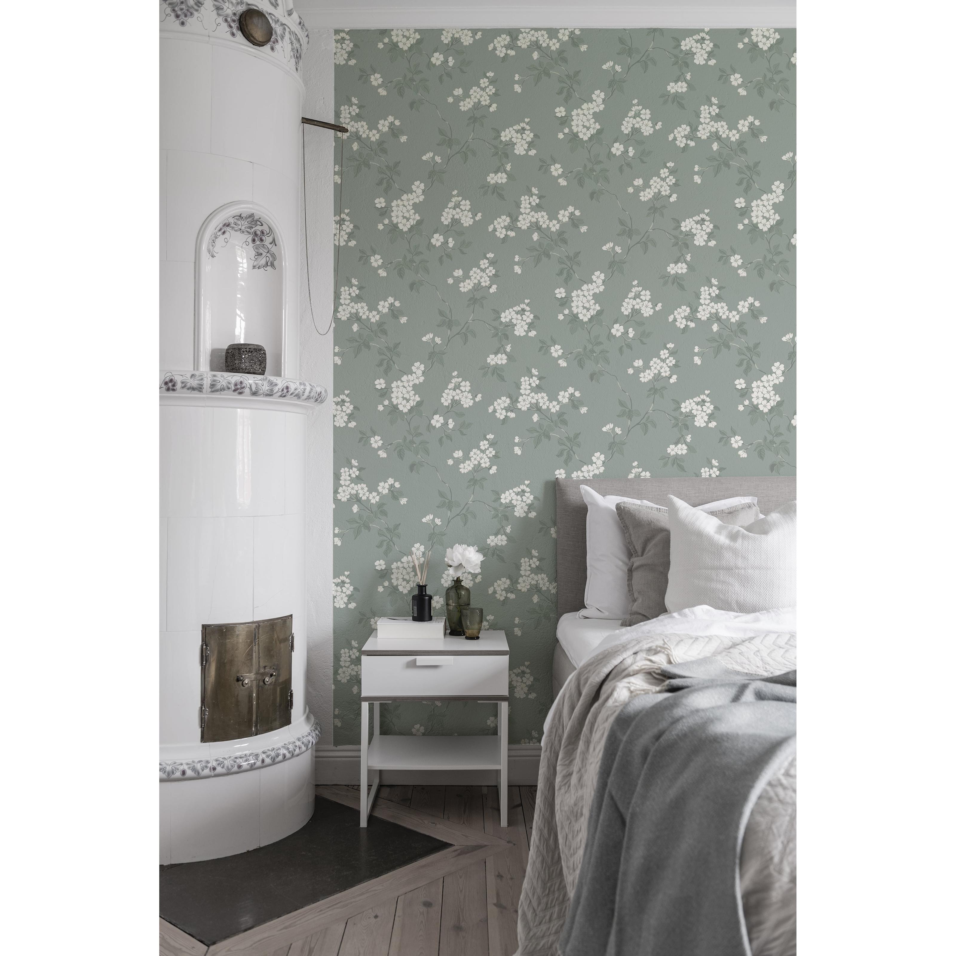 Karin, grön tapet med blommigt mönster i grön. Från kollektionen Blommor & Blad. Nonwoven-material med förskjuten passning.