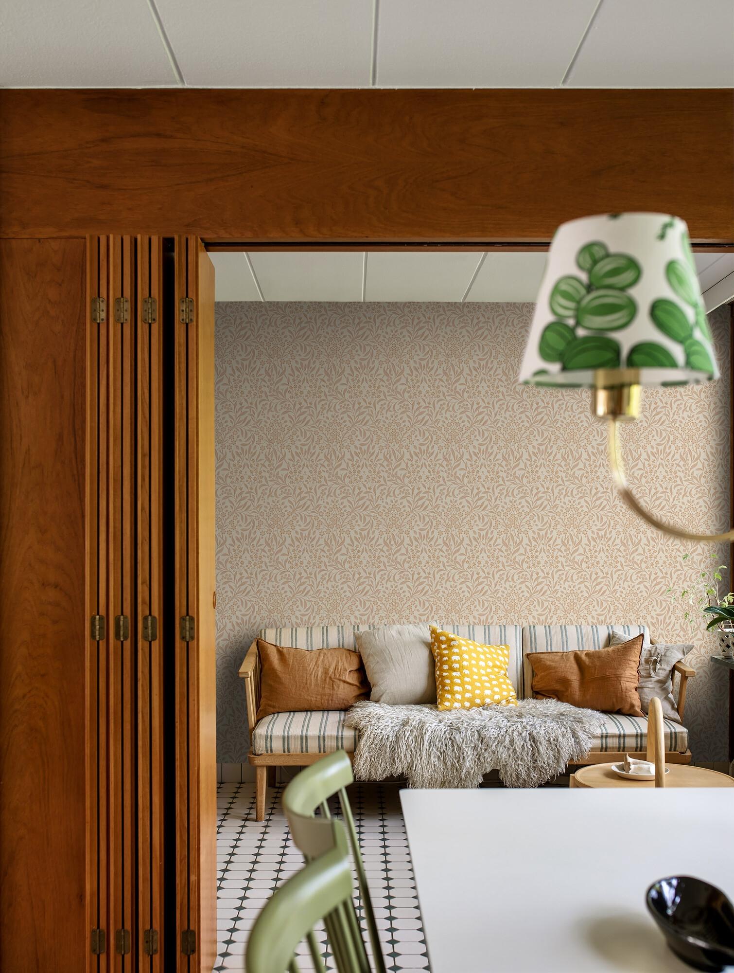 Kryddhyllan tapet med botaniskt, blommigt mönster i beige. Från kollektionen Alla Tiders Hus. Nonwoven-material med rak passning. Passar i vardagsrum, matsal och kök.