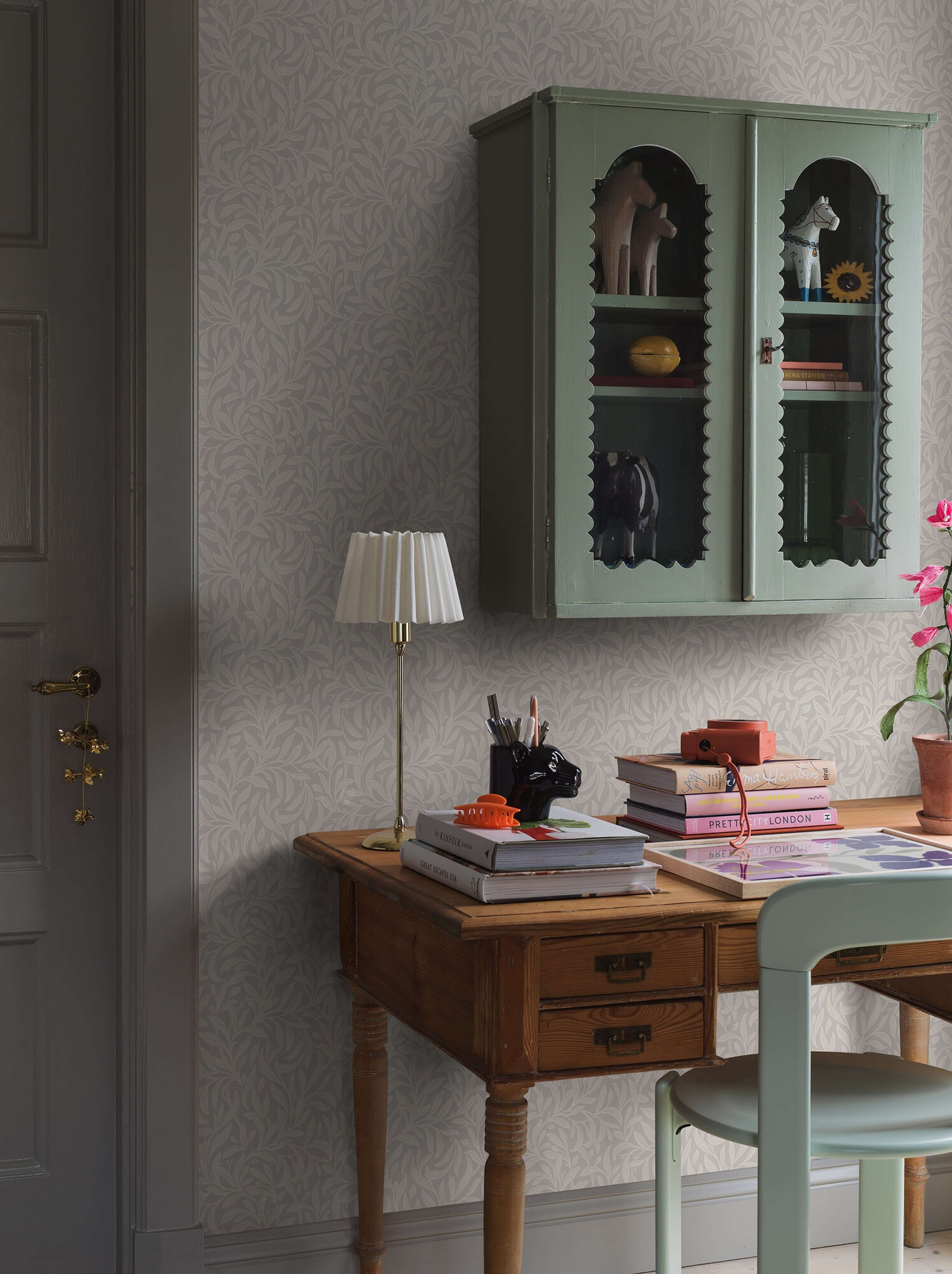 Vintergröna tapet med botaniskt mönster i grå. Från kollektionen New Heritage. Nonwoven-material med rak passning.​​​​‌﻿‍﻿​‍​‍‌‍﻿﻿‌﻿​‍‌‍‍‌‌‍‌﻿‌‍‍‌‌‍﻿‍​‍​‍​﻿‍‍​‍​‍‌﻿​﻿‌‍​‌‌‍﻿‍‌‍‍‌‌﻿‌​‌﻿‍‌​‍﻿‍‌‍‍‌‌‍﻿﻿​‍​‍​‍﻿​​‍​‍‌‍‍​‌﻿​‍‌‍‌‌‌‍‌‍​‍​‍​﻿‍‍​‍​‍‌‍‍​‌﻿‌​‌﻿‌​‌﻿​​‌﻿​﻿​﻿‍‍​‍﻿﻿​‍﻿﻿‌﻿‌﻿‌﻿‌﻿‌﻿‌﻿​‍﻿‍‌‍​﻿‌‍﻿﻿‌‍﻿​‌‍﻿﻿‌﻿​‍‌‍​‌‌‍﻿‌‌‍​‌​‍﻿‍‌﻿​﻿‌‍‌‌​‍﻿﻿‌﻿​﻿‌﻿‌​‌﻿‌‌‌‍‌​‌‍‍‌‌‍﻿﻿​‍﻿﻿‌‍‍‌‌‍﻿‍‌﻿‌​‌‍‌‌‌‍﻿‍‌﻿‌​​‍﻿﻿‌‍‌‌‌‍‌​‌‍‍‌‌﻿‌​​‍﻿﻿‌‍﻿‌‌‍﻿﻿‌‍‌​‌‍‌‌​﻿﻿‌‌﻿​​‌﻿​‍‌‍‌‌‌﻿​﻿‌‍‌‌‌‍﻿‍‌﻿‌​‌‍​‌‌﻿‌​‌‍‍‌‌‍﻿﻿‌‍﻿‍​﻿‍﻿‌‍‍‌‌‍‌​​﻿﻿‌‌‍‍‌‌‍﻿‌‌‍​‌‌‍‌﻿‌‍‌‌​‍﻿‌​﻿​﻿​﻿​﻿​﻿‌‍​﻿‍​‌‍‌‍​﻿‌﻿‌‍‌‍​﻿‌﻿​﻿‌‍‌‍​﻿​﻿​‍‌‍​‌‌‍‌‍​﻿​‍‌‍‌​​﻿‍​​﻿‌​‌‍‌‌​﻿‌‍‌‍‌‌​﻿‌﻿​﻿‍‌​﻿‌‌‌‍​﻿​﻿‍​‌‍‌‍​﻿​‍​﻿​﻿​﻿​‍​﻿​‍​﻿‍​​﻿​‌‌‍‌​​﻿‌‍‌‍​‍​﻿​‌​﻿‍​​﻿‌‍‌‍​‍​﻿‌​​‍﻿‌​﻿​‌​﻿‌​​﻿‍‌​﻿‌‌‌﻿‍​​﻿​‍​﻿​​​﻿​​​﻿​​​‍﻿‌‌‍‍‍‌﻿​​‌‍‌﻿​﻿‍﻿‌﻿‌​‌﻿‍‌‌﻿​​‌‍‌‌​﻿﻿‌‌﻿​﻿‌‍​‌‌‍﻿‍‌‍‍‌‌﻿‌​‌﻿‍‌​‍﻿‍‌‍‍‌‌‍﻿‌‌‍​‌‌‍‌﻿‌‍‌‌‌​​‌‌﻿​﻿‌﻿​﻿‌‍‌‌‌﻿‌​​﻿‍﻿‌﻿​​‌‍​‌‌﻿‌​‌‍‍​​﻿﻿‌‌‍​‌‌‍﻿​‌﻿‌​‌‌‌​‌‍‌‌‌﻿‍​‌﻿‌​​﻿﻿﻿‌‍​‍‌‍​‌‌﻿​﻿‌‍‌‌‌‌‌‌‌﻿​‍‌‍﻿​​﻿﻿‌‌‍‍​‌﻿‌​‌﻿‌​‌﻿​​‌﻿​﻿​‍‌‌​﻿​﻿‌​​‌​‍‌‌​﻿​‍‌​‌‍​‍‌‌​﻿​‍‌​‌‍‌﻿‌﻿‌﻿‌﻿‌﻿‌﻿​‍﻿‍‌‍​﻿‌‍﻿﻿‌‍﻿​‌‍﻿﻿‌﻿​‍‌‍​‌‌‍﻿‌‌‍​‌​‍﻿‍‌﻿​﻿‌‍‌‌​‍‌‌​﻿​‍‌​‌‍‌﻿​﻿‌﻿‌​‌﻿‌‌‌‍‌​‌‍‍‌‌‍﻿﻿​‍‌‍‌‍‍‌‌‍‌​​﻿﻿‌‌‍‍‌‌‍﻿‌‌‍​‌‌‍‌﻿‌‍‌‌​‍﻿‌​﻿​﻿​﻿​﻿​﻿‌‍​﻿‍​‌‍‌‍​﻿‌﻿‌‍‌‍​﻿‌﻿​﻿‌‍‌‍​﻿​﻿​‍‌‍​‌‌‍‌‍​﻿​‍‌‍‌​​﻿‍​​﻿‌​‌‍‌‌​﻿‌‍‌‍‌‌​﻿‌﻿​﻿‍‌​﻿‌‌‌‍​﻿​﻿‍​‌‍‌‍​﻿​‍​﻿​﻿​﻿​‍​﻿​‍​﻿‍​​﻿​‌‌‍‌​​﻿‌‍‌‍​‍​﻿​‌​﻿‍​​﻿‌‍‌‍​‍​﻿‌​​‍﻿‌​﻿​‌​﻿‌​​﻿‍‌​﻿‌‌‌﻿‍​​﻿​‍​﻿​​​﻿​​​﻿​​​‍﻿‌‌‍‍‍‌﻿​​‌‍‌﻿​‍‌‍‌﻿‌​‌﻿‍‌‌﻿​​‌‍‌‌​﻿﻿‌‌﻿​﻿‌‍​‌‌‍﻿‍‌‍‍‌‌﻿‌​‌﻿‍‌​‍﻿‍‌‍‍‌‌‍﻿‌‌‍​‌‌‍‌﻿‌‍‌‌‌​​‌‌﻿​﻿‌﻿​﻿‌‍‌‌‌﻿‌​​‍‌‍‌﻿​​‌‍​‌‌﻿‌​‌‍‍​​﻿﻿‌‌‍​‌‌‍﻿​‌﻿‌​‌‌‌​‌‍‌‌‌﻿‍​‌﻿‌​​‍‌‍‌﻿​​‌‍‌‌‌﻿​‍‌﻿​﻿‌﻿​​‌‍‌‌‌‍​﻿‌﻿‌​‌‍‍‌‌﻿‌‍‌‍‌‌​﻿﻿‌‌﻿​​‌﻿‌‌‌‍​‍‌‍﻿​‌‍‍‌‌﻿​﻿‌‍‍​‌‍‌‌‌‍‌​​‍​‍‌﻿﻿‌