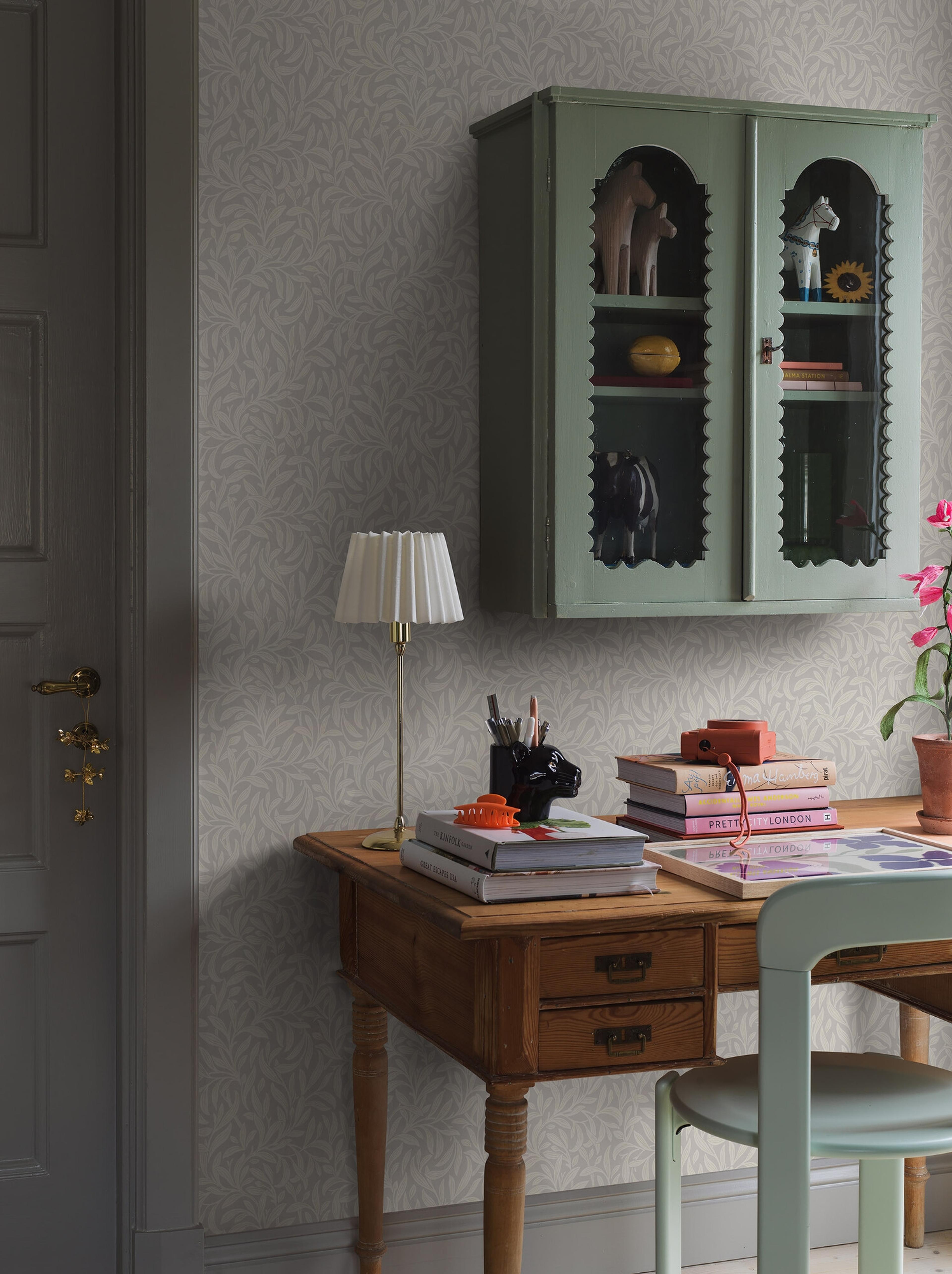 Vintergröna tapet med botaniskt mönster i grå. Från kollektionen New Heritage. Nonwoven-material med rak passning.​​​​‌﻿‍﻿​‍​‍‌‍﻿﻿‌﻿​‍‌‍‍‌‌‍‌﻿‌‍‍‌‌‍﻿‍​‍​‍​﻿‍‍​‍​‍‌﻿​﻿‌‍​‌‌‍﻿‍‌‍‍‌‌﻿‌​‌﻿‍‌​‍﻿‍‌‍‍‌‌‍﻿﻿​‍​‍​‍﻿​​‍​‍‌‍‍​‌﻿​‍‌‍‌‌‌‍‌‍​‍​‍​﻿‍‍​‍​‍‌‍‍​‌﻿‌​‌﻿‌​‌﻿​​‌﻿​﻿​﻿‍‍​‍﻿﻿​‍﻿﻿‌﻿‌﻿‌﻿‌﻿‌﻿‌﻿​‍﻿‍‌‍​﻿‌‍﻿﻿‌‍﻿​‌‍﻿﻿‌﻿​‍‌‍​‌‌‍﻿‌‌‍​‌​‍﻿‍‌﻿​﻿‌‍‌‌​‍﻿﻿‌﻿​﻿‌﻿‌​‌﻿‌‌‌‍‌​‌‍‍‌‌‍﻿﻿​‍﻿﻿‌‍‍‌‌‍﻿‍‌﻿‌​‌‍‌‌‌‍﻿‍‌﻿‌​​‍﻿﻿‌‍‌‌‌‍‌​‌‍‍‌‌﻿‌​​‍﻿﻿‌‍﻿‌‌‍﻿﻿‌‍‌​‌‍‌‌​﻿﻿‌‌﻿​​‌﻿​‍‌‍‌‌‌﻿​﻿‌‍‌‌‌‍﻿‍‌﻿‌​‌‍​‌‌﻿‌​‌‍‍‌‌‍﻿﻿‌‍﻿‍​﻿‍﻿‌‍‍‌‌‍‌​​﻿﻿‌‌‍‍‌‌‍﻿‌‌‍​‌‌‍‌﻿‌‍‌‌​‍﻿‌​﻿​﻿​﻿​﻿​﻿‌‍​﻿‍​‌‍‌‍​﻿‌﻿‌‍‌‍​﻿‌﻿​﻿‌‍‌‍​﻿​﻿​‍‌‍​‌‌‍‌‍​﻿​‍‌‍‌​​﻿‍​​﻿‌​‌‍‌‌​﻿‌‍‌‍‌‌​﻿‌﻿​﻿‍‌​﻿‌‌‌‍​﻿​﻿‍​‌‍‌‍​﻿​‍​﻿​﻿​﻿​‍​﻿​‍​﻿‍​​﻿​‌‌‍‌​​﻿‌‍‌‍​‍​﻿​‌​﻿‍​​﻿‌‍‌‍​‍​﻿‌​​‍﻿‌​﻿​‌​﻿‌​​﻿‍‌​﻿‌‌‌﻿‍​​﻿​‍​﻿​​​﻿​​​﻿​​​‍﻿‌‌‍‍‍‌﻿​​‌‍‌﻿​﻿‍﻿‌﻿‌​‌﻿‍‌‌﻿​​‌‍‌‌​﻿﻿‌‌﻿​﻿‌‍​‌‌‍﻿‍‌‍‍‌‌﻿‌​‌﻿‍‌​‍﻿‍‌‍‍‌‌‍﻿‌‌‍​‌‌‍‌﻿‌‍‌‌‌​​‌‌﻿​﻿‌﻿​﻿‌‍‌‌‌﻿‌​​﻿‍﻿‌﻿​​‌‍​‌‌﻿‌​‌‍‍​​﻿﻿‌‌‍​‌‌‍﻿​‌﻿‌​‌‌‌​‌‍‌‌‌﻿‍​‌﻿‌​​﻿﻿﻿‌‍​‍‌‍​‌‌﻿​﻿‌‍‌‌‌‌‌‌‌﻿​‍‌‍﻿​​﻿﻿‌‌‍‍​‌﻿‌​‌﻿‌​‌﻿​​‌﻿​﻿​‍‌‌​﻿​﻿‌​​‌​‍‌‌​﻿​‍‌​‌‍​‍‌‌​﻿​‍‌​‌‍‌﻿‌﻿‌﻿‌﻿‌﻿‌﻿​‍﻿‍‌‍​﻿‌‍﻿﻿‌‍﻿​‌‍﻿﻿‌﻿​‍‌‍​‌‌‍﻿‌‌‍​‌​‍﻿‍‌﻿​﻿‌‍‌‌​‍‌‌​﻿​‍‌​‌‍‌﻿​﻿‌﻿‌​‌﻿‌‌‌‍‌​‌‍‍‌‌‍﻿﻿​‍‌‍‌‍‍‌‌‍‌​​﻿﻿‌‌‍‍‌‌‍﻿‌‌‍​‌‌‍‌﻿‌‍‌‌​‍﻿‌​﻿​﻿​﻿​﻿​﻿‌‍​﻿‍​‌‍‌‍​﻿‌﻿‌‍‌‍​﻿‌﻿​﻿‌‍‌‍​﻿​﻿​‍‌‍​‌‌‍‌‍​﻿​‍‌‍‌​​﻿‍​​﻿‌​‌‍‌‌​﻿‌‍‌‍‌‌​﻿‌﻿​﻿‍‌​﻿‌‌‌‍​﻿​﻿‍​‌‍‌‍​﻿​‍​﻿​﻿​﻿​‍​﻿​‍​﻿‍​​﻿​‌‌‍‌​​﻿‌‍‌‍​‍​﻿​‌​﻿‍​​﻿‌‍‌‍​‍​﻿‌​​‍﻿‌​﻿​‌​﻿‌​​﻿‍‌​﻿‌‌‌﻿‍​​﻿​‍​﻿​​​﻿​​​﻿​​​‍﻿‌‌‍‍‍‌﻿​​‌‍‌﻿​‍‌‍‌﻿‌​‌﻿‍‌‌﻿​​‌‍‌‌​﻿﻿‌‌﻿​﻿‌‍​‌‌‍﻿‍‌‍‍‌‌﻿‌​‌﻿‍‌​‍﻿‍‌‍‍‌‌‍﻿‌‌‍​‌‌‍‌﻿‌‍‌‌‌​​‌‌﻿​﻿‌﻿​﻿‌‍‌‌‌﻿‌​​‍‌‍‌﻿​​‌‍​‌‌﻿‌​‌‍‍​​﻿﻿‌‌‍​‌‌‍﻿​‌﻿‌​‌‌‌​‌‍‌‌‌﻿‍​‌﻿‌​​‍‌‍‌﻿​​‌‍‌‌‌﻿​‍‌﻿​﻿‌﻿​​‌‍‌‌‌‍​﻿‌﻿‌​‌‍‍‌‌﻿‌‍‌‍‌‌​﻿﻿‌‌﻿​​‌﻿‌‌‌‍​‍‌‍﻿​‌‍‍‌‌﻿​﻿‌‍‍​‌‍‌‌‌‍‌​​‍​‍‌﻿﻿‌