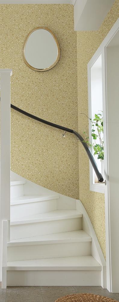 Sunnanö Hummelvik, havregul tapet med blommigt mönster i gul. Från kollektionen Sunnanö. Nonwoven-material med förskjuten passning.