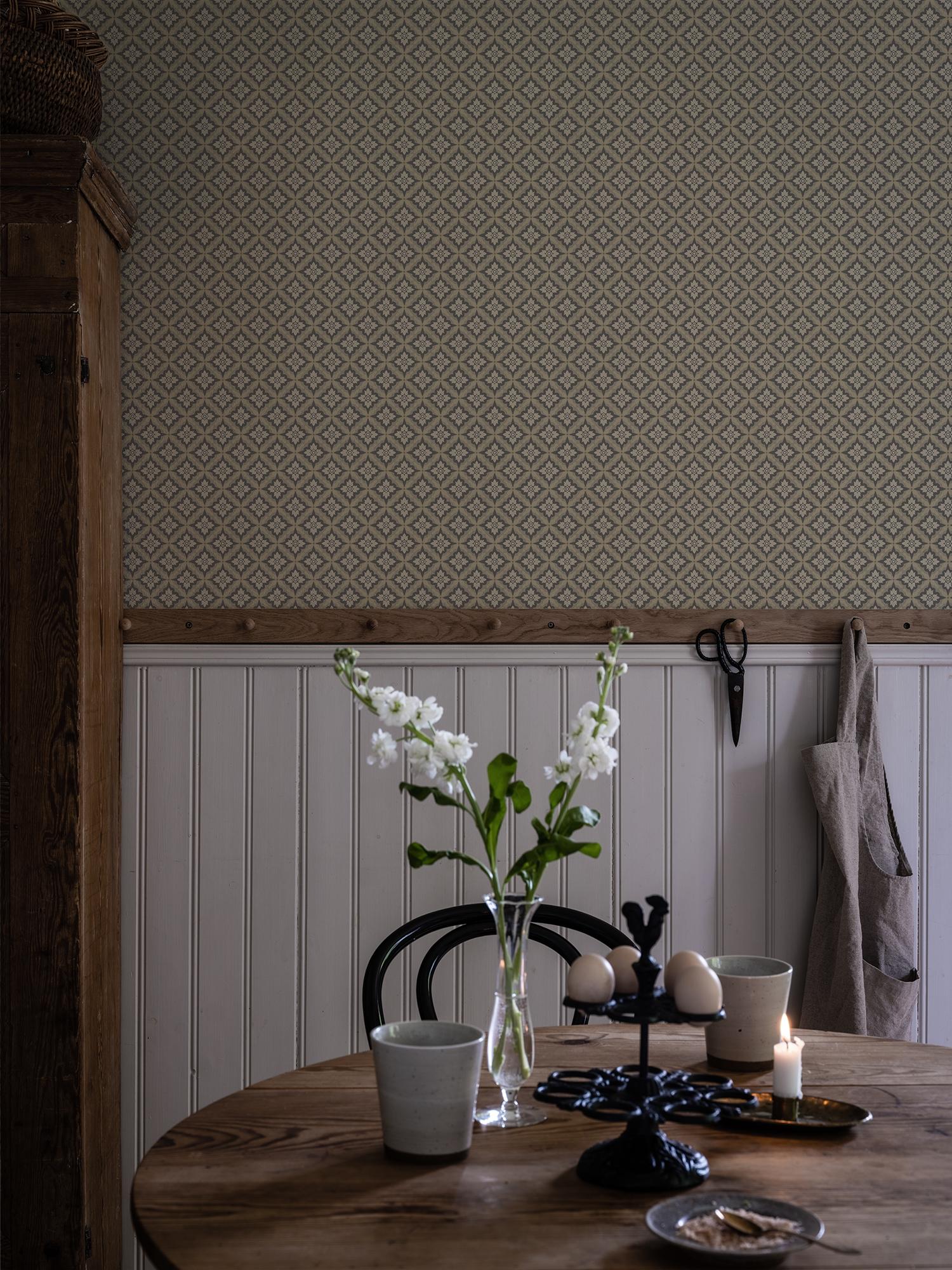 Ingrid Svart tapet med geometriskt mönster i beige. Från kollektionen Gammalsvenska klassiker 1850–1950. Nonwoven-material med rak passning. Passar i vardagsrum och matsal.