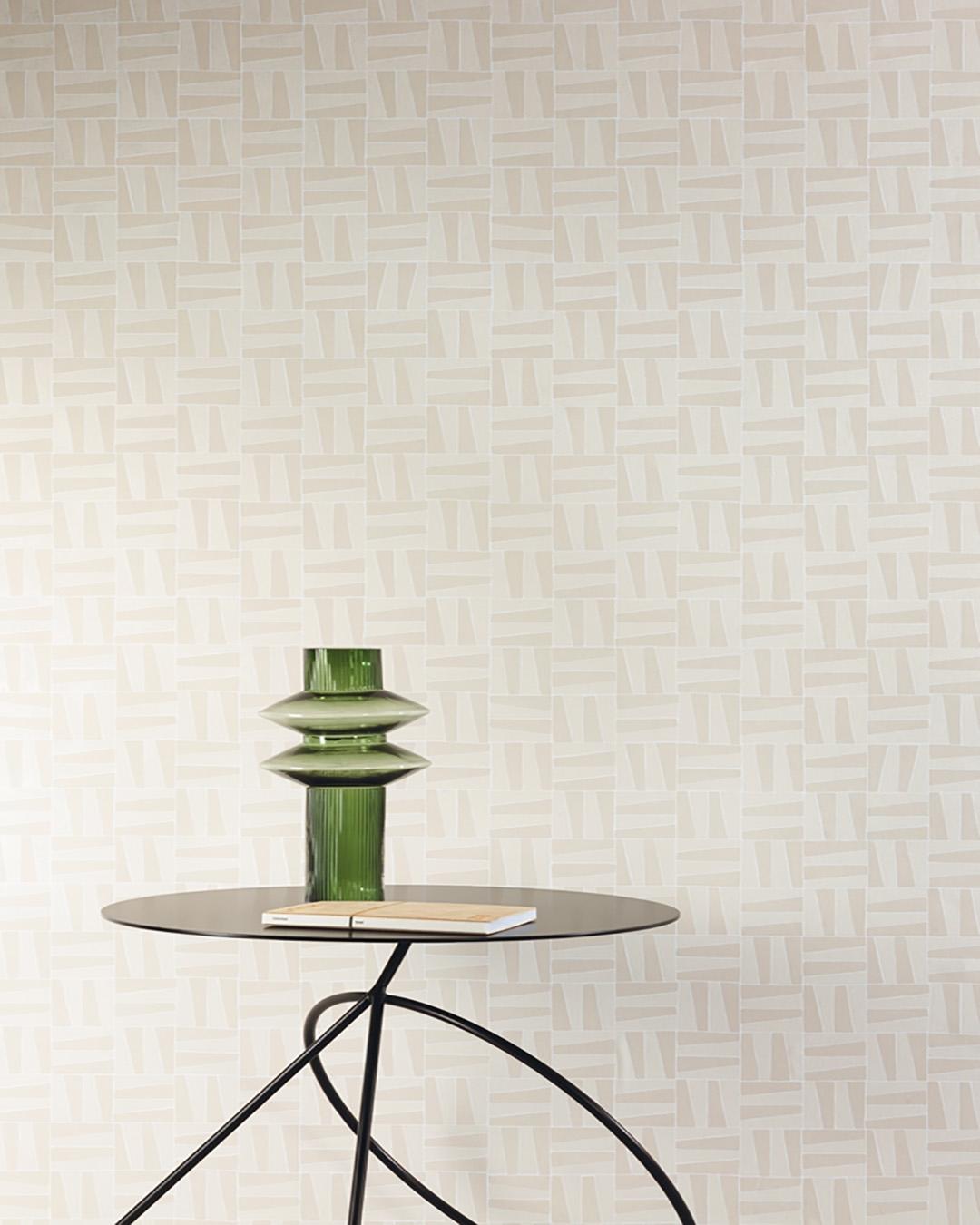 Olan, cream tapet tapet med geometriskt mönster i cream. Från kollektionen Aquila. Nonwoven-material med rak passning.