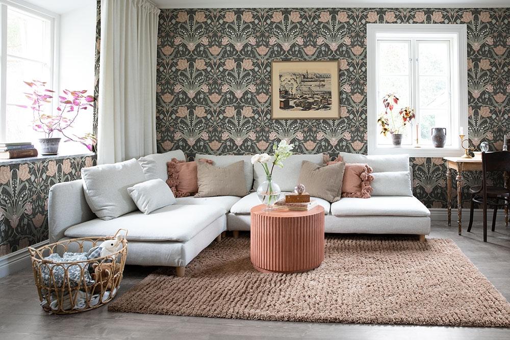 Filippa storblommig, beige tapet med blommigt mönster i beige. Från kollektionen Grönhaga. Nonwoven-material med rak passning. Passar i barnrum.