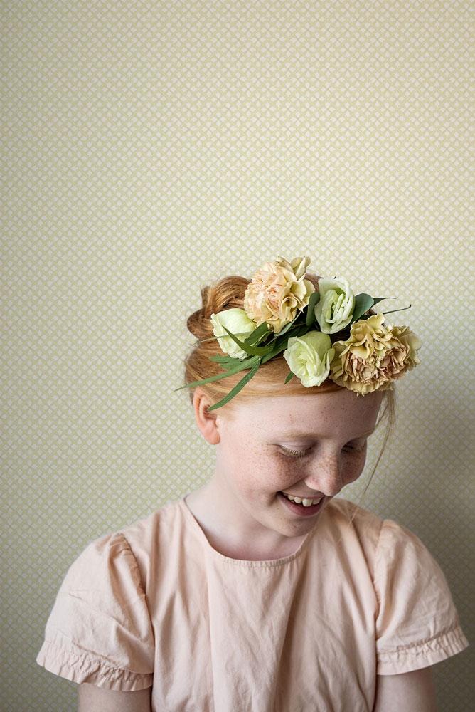 Evert litet mönster, mild gul tapet från Midbec med trellis mönster i gul. Från kollektionen Blomstermåla. Nonwoven-material med rak passning.