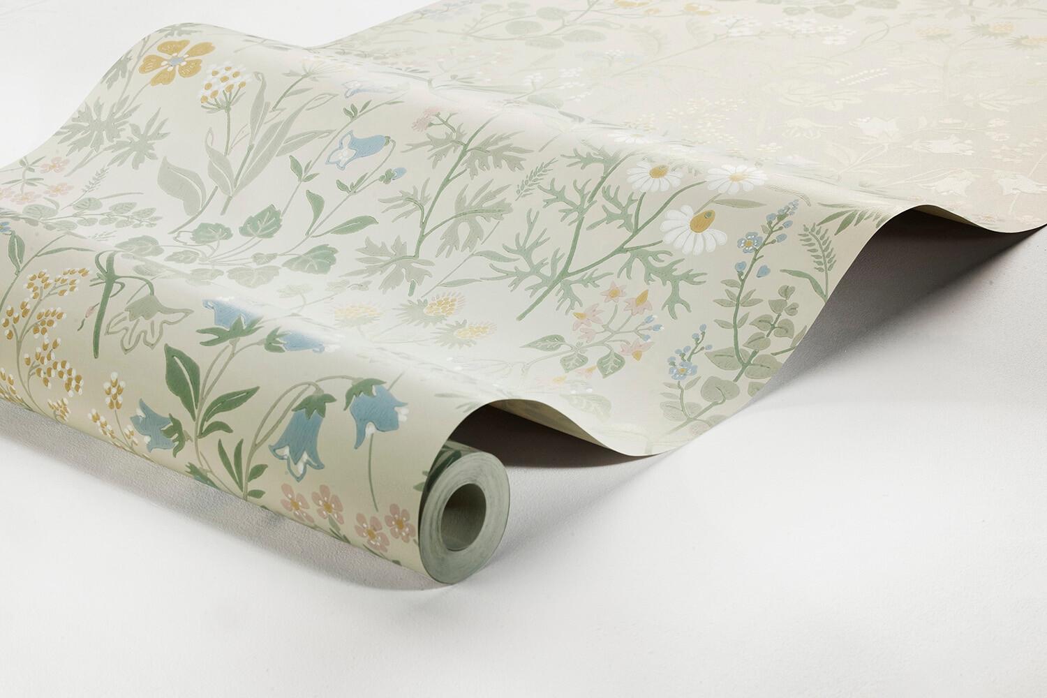 Flora tapet med blommigt mönster i beige. Från kollektionen Alla Tiders Hus. Nonwoven-material med förskjuten passning. Country-stil. Passar i vardagsrum, matsal och kök.