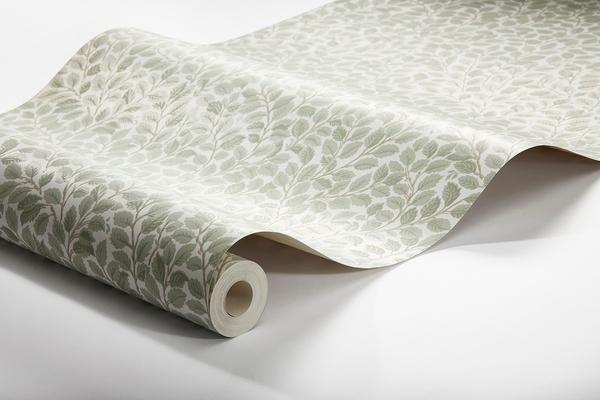 Hazel småbladig, ljusgrön tapet från Boråstapeter med botaniskt mönster i grön. Från kollektionen Falsterbo III. Nonwoven-material med rak passning.