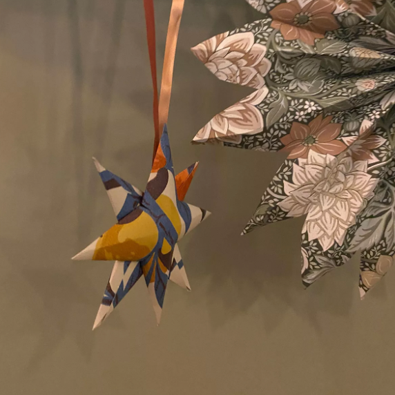 julpyssla med tapeter och skapa julstjärnor