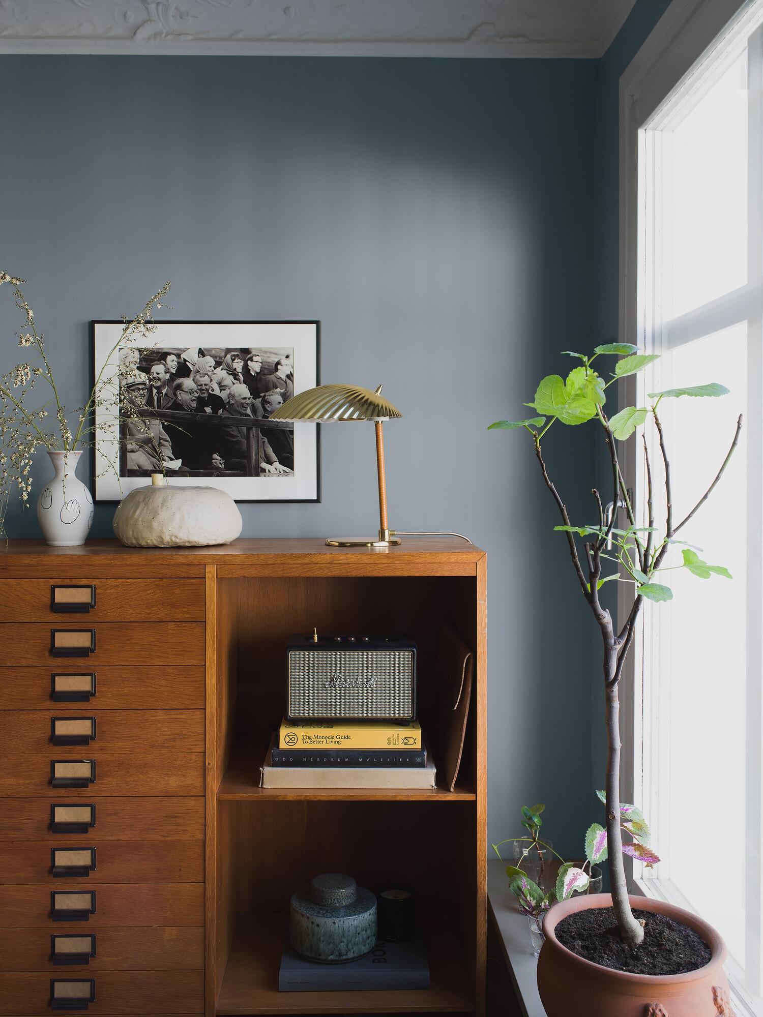 Luna Blue tapet enfärgad i blå. Från kollektionen Pigment. Nonwoven-material.