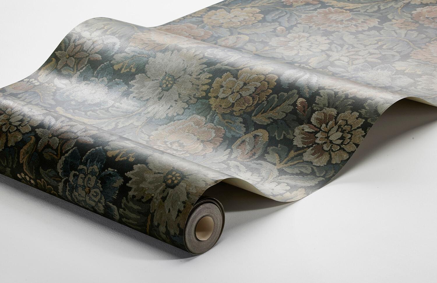 Nightingale Garden mörkt grågrön botten tapet med blommigt mönster i grön. Från kollektionen Cottage Garden. Nonwoven-material med rak passning. Passar i vardagsrum, matsal och hall.