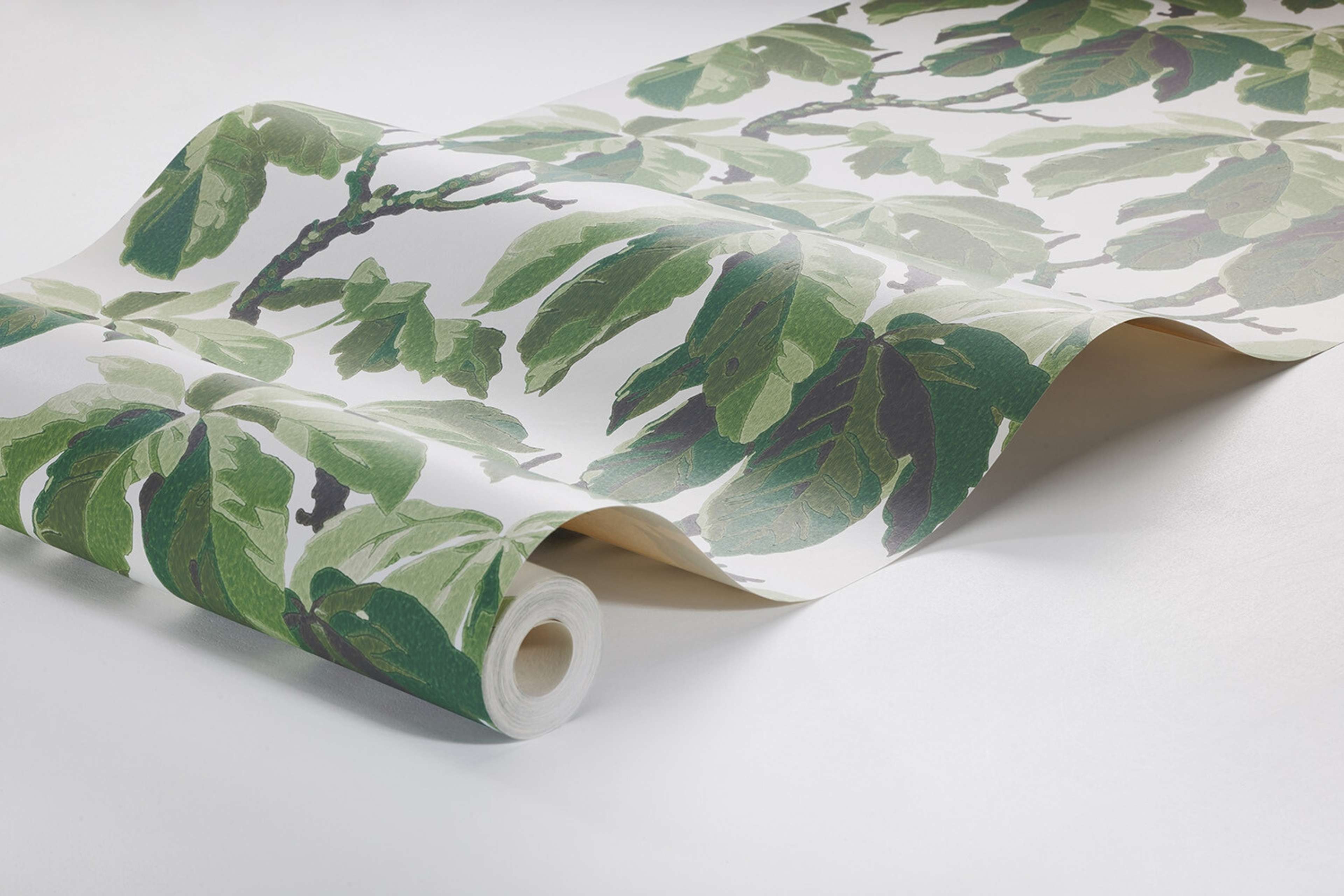 Kastanj tapet med botaniskt mönster i vit. Från kollektionen New Heritage. Nonwoven-material med rak passning.